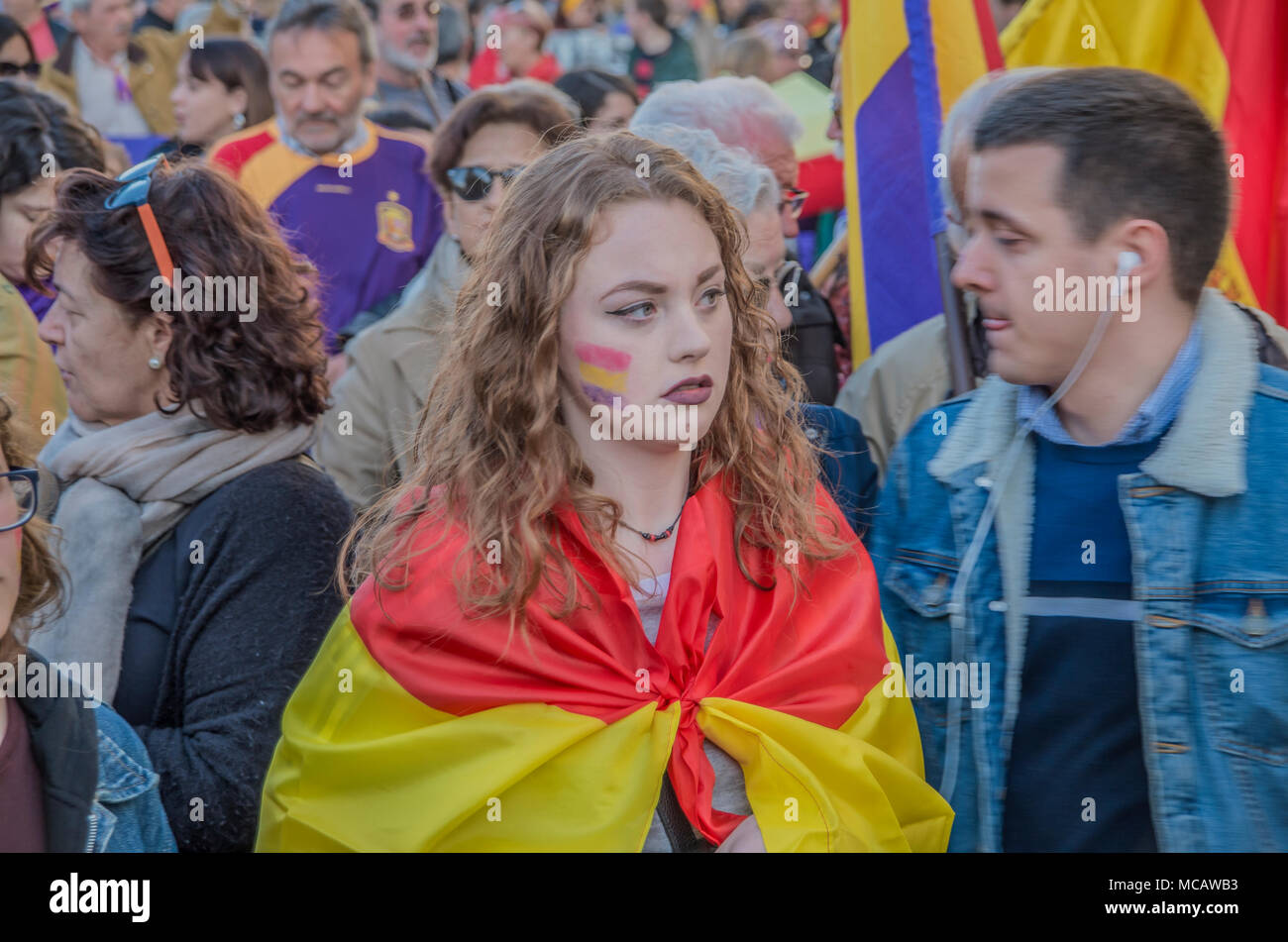 Madrid, Spanien. 14 Apr, 2018. Hunderte von Menschen aller Altersgruppen protestiert, die die dritte Republik in Spanien. Credit: Lora Grigorova/Alamy leben Nachrichten Stockfoto