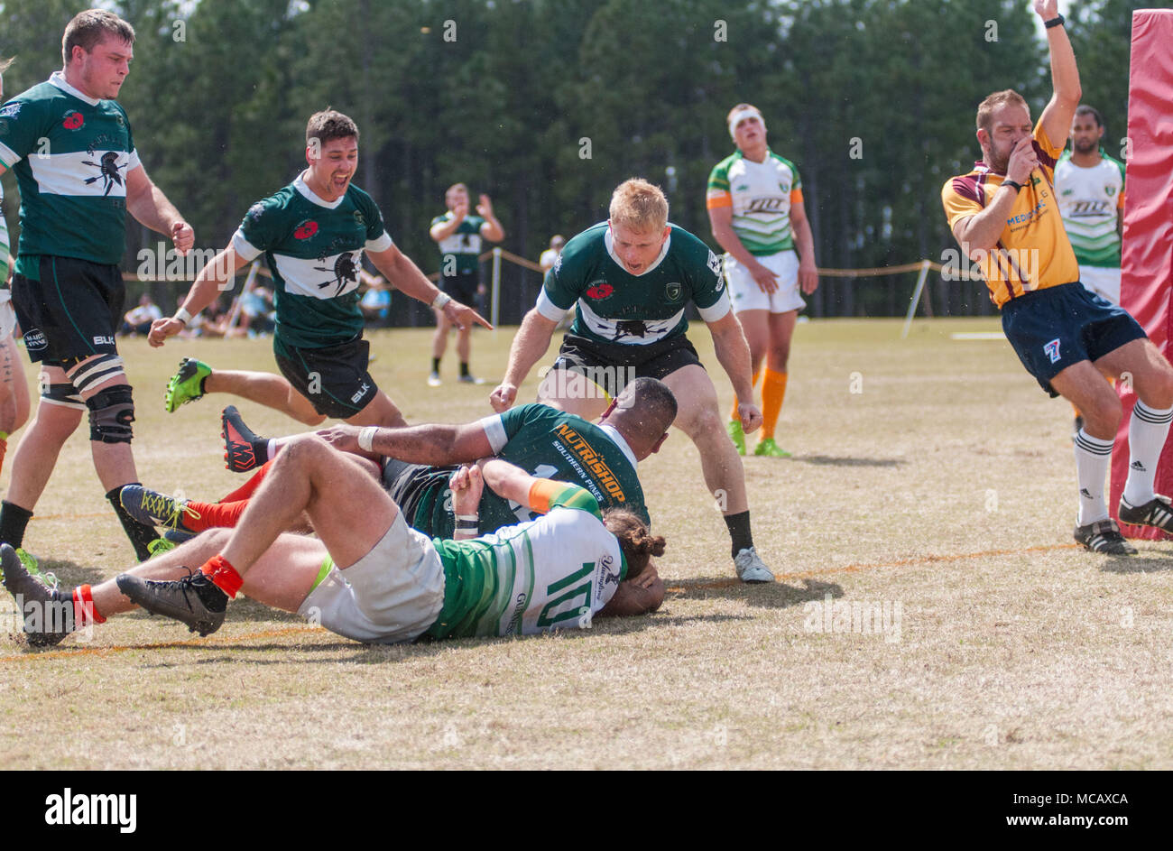 Southern Pines, N. C, USA. 13 Apr, 2018. April 14, 2018 - Southern Pines, N.C., USA - Herren Rugby Aktion zwischen den südlichen Kiefern große Kegel und Charlotte Rugby Football Club, 14. April 2018 an die nationale athletische Dorf in den südlichen Kiefern, N.C. Southern Pines besiegt Charlotte, 54-39, im ersten Platz mit einem Rekord von 6-1 in der Carolinas-Georgia Männer D 2 Ost zu beenden und erwarb einen Anlegeplatz im 2018 Carolinas Geographische Union Meisterschaft, kann 5-6. Credit: Timothy L. Hale/ZUMA Draht/Alamy leben Nachrichten Stockfoto