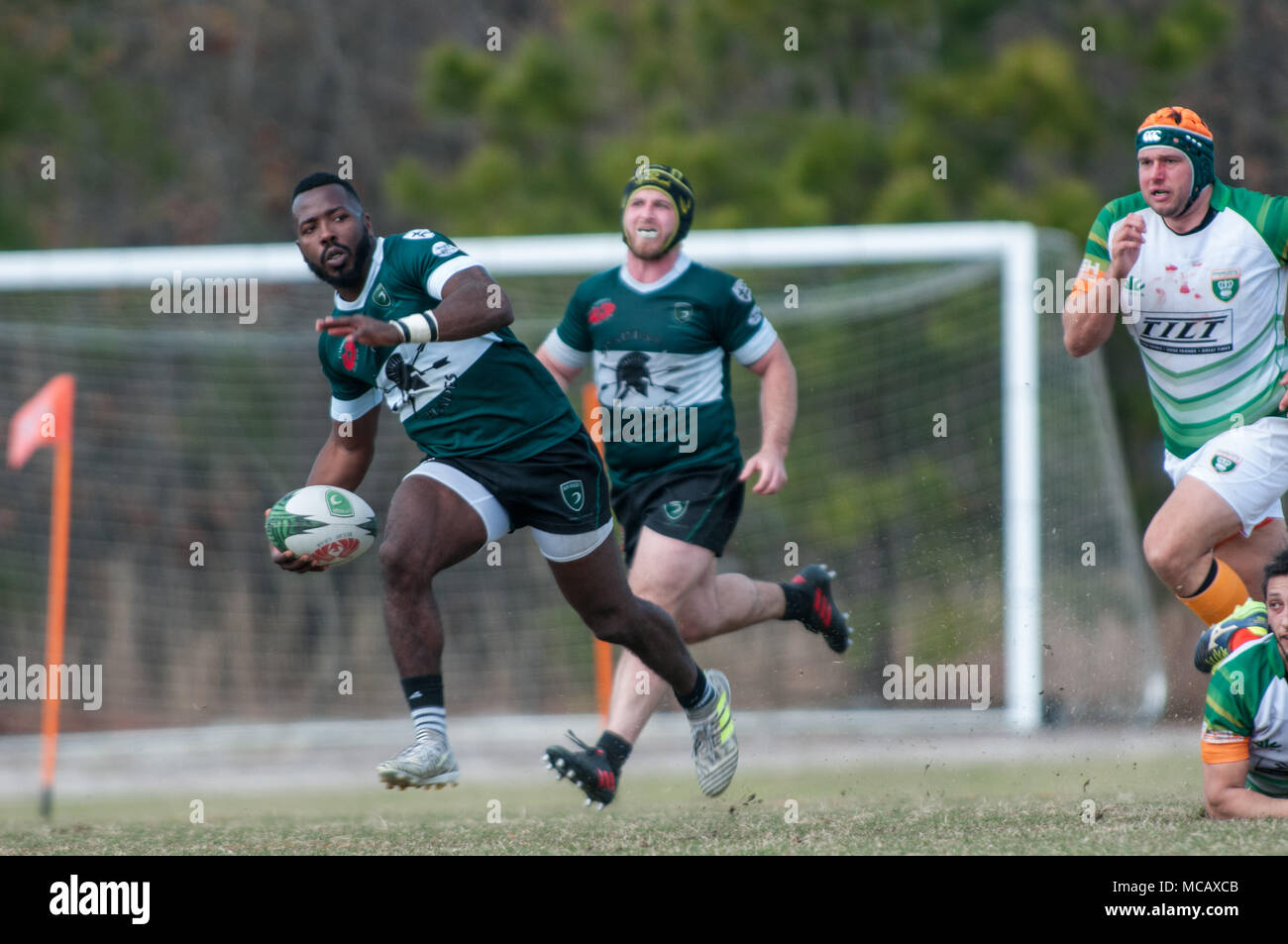 Southern Pines, N. C, USA. 13 Apr, 2018. April 14, 2018 - Southern Pines, N.C., USA - Herren Rugby Aktion zwischen den südlichen Kiefern große Kegel und Charlotte Rugby Football Club, 14. April 2018 an die nationale athletische Dorf in den südlichen Kiefern, N.C. Southern Pines besiegt Charlotte, 54-39, im ersten Platz mit einem Rekord von 6-1 in der Carolinas-Georgia Männer D 2 Ost zu beenden und erwarb einen Anlegeplatz im 2018 Carolinas Geographische Union Meisterschaft, kann 5-6. Credit: Timothy L. Hale/ZUMA Draht/Alamy leben Nachrichten Stockfoto