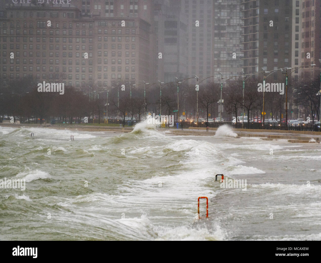 Chicago, Illinois, USA. 14. April 2018. Wellen in Chicago Lake Shore nördlich der Innenstadt. Starke nordöstliche Winde brachten eine Prognose von 12-18 Fuß Wellen am großen See. Quelle: Todd Bannor/Alamy leben Nachrichten Stockfoto