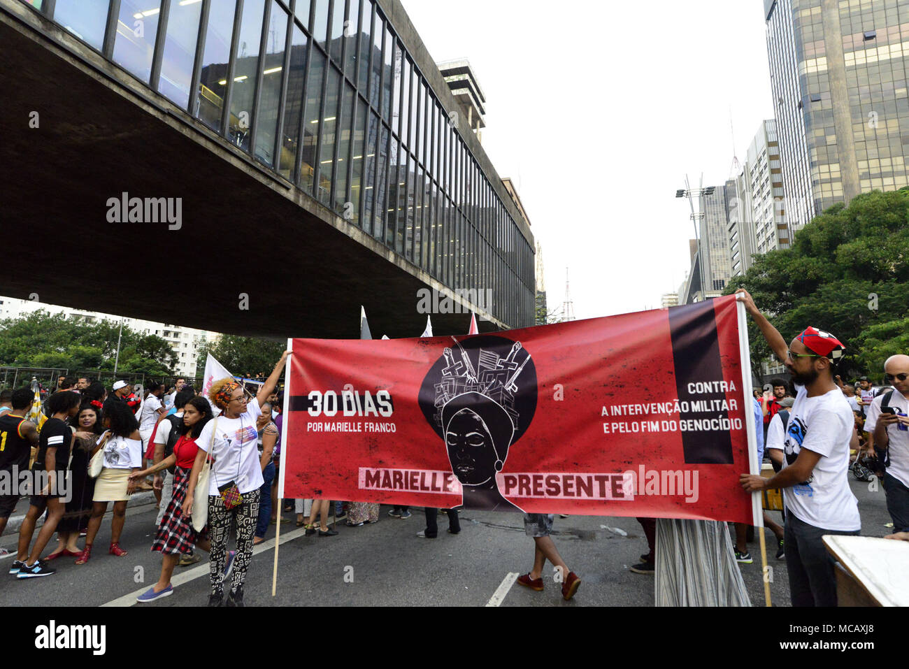 April 15, 2018 - SÃ £ £ o Paulo, São Paulo, Brasilien - SAO PAULO SP, SP 15/04/2018 BRASILIEN - FRANCO - Kriminalität - EINEN MONAT - DEMO: Menschen versammeln sich in der Avenida Paulista, SÃ £ o Paulo, Brasilien während einer Demonstration eines Monats Aktivist Marielle Francos Mord am 15. April 2018 Kennzeichnung. Der Mord an Franco, ein schwarzer brasilianischer Aktivist, die ihren Weg aus den Slums kämpfte eine beliebte Stadtrat zu werden, machte Schlagzeilen um die Welt. Der 38-Jährige, der als Kritiker der Brutalität der Polizei, ein Fürsprecher für Minderheiten und die posterchild für eine neue Art der Politik, wurde erschossen am 14. März in einem Attentat - st Stockfoto