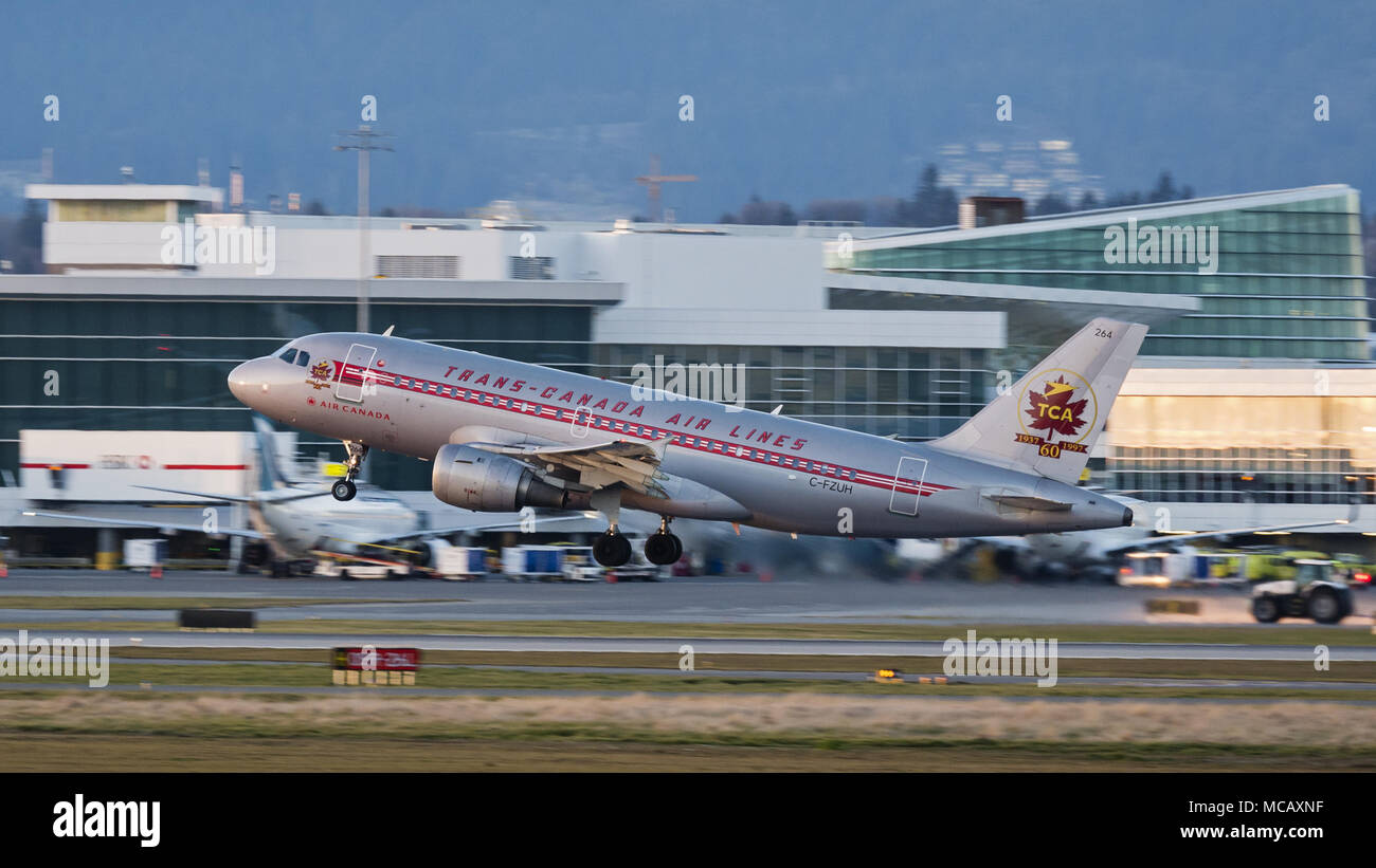 Richmond, British Columbia, Kanada. 11 Mär, 2018. Eine Air Canada Airbus A319 (C-FZUH) narrow-Body Jet Airliner, in Trans-Canada Air Lines legacy Anstrich verpasst, zieht aus Vancouver International Airport. Credit: bayne Stanley/ZUMA Draht/Alamy leben Nachrichten Stockfoto