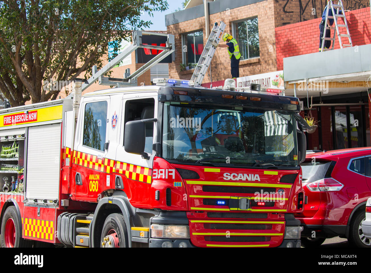 Sonntag, Australien. 15. April 2018, Feuerwehr reagieren auf einen teilweise eingestürzten Gebäude in Avalon Beach nach einem Tag des starken Winden. Quelle: Martin Berry/Alamy leben Nachrichten Stockfoto