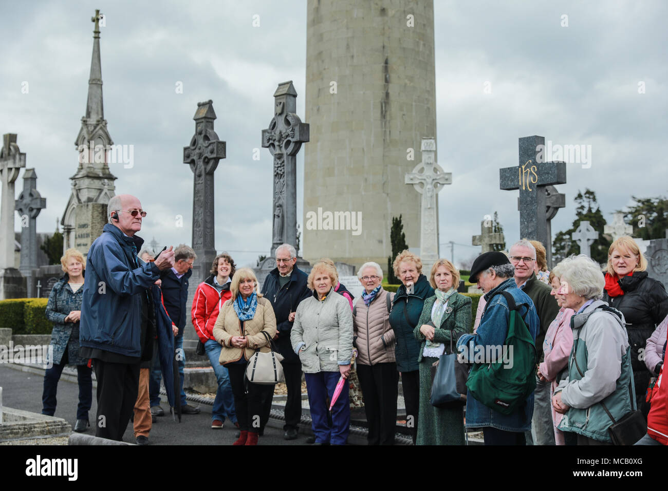 Dublin, Irland. . 15 Apr, 2018. Touristen besuchen die 'O' Connell Tower" in Glasnevin Cemetery in Dublin, Irland. , Irland, 14. April 2018. Irlands höchsten Turm 'O' Connell Tower" am Samstag für die Öffentlichkeit wieder geöffnet wurde nach einem in der Nähe von 47 Jahren nach einem Bombenanschlag, deren Täter bis heute nicht offiziell festgestellt. Quelle: Xinhua/Alamy leben Nachrichten Stockfoto