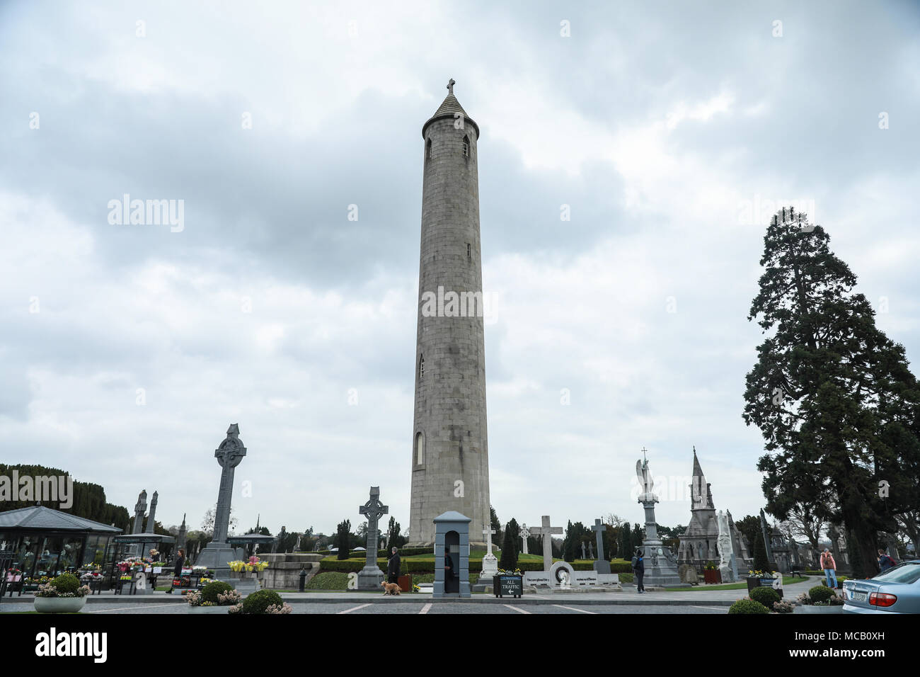 Dublin. 15 Apr, 2018. Passieren die Touristen von der 'O'Connell Tower" in Glasnevin Cemetery in Dublin, Irland, 14. April 2018. Irlands höchsten Turm 'O' Connell Tower" am Samstag für die Öffentlichkeit wieder geöffnet wurde nach einem in der Nähe von 47 Jahren nach einem Bombenanschlag, deren Täter bis heute nicht offiziell festgestellt. Quelle: Xinhua/Alamy leben Nachrichten Stockfoto