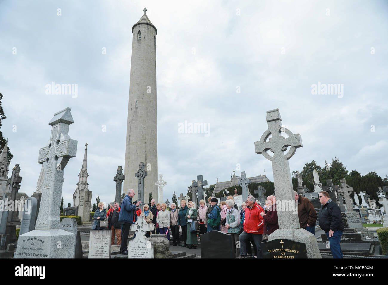Dublin. 15 Apr, 2018. Touristen besuchen die 'O' Connell Tower" in Glasnevin Cemetery in Dublin, Irland, 14. April 2018. Irlands höchsten Turm 'O' Connell Tower" am Samstag für die Öffentlichkeit wieder geöffnet wurde nach einem in der Nähe von 47 Jahren nach einem Bombenanschlag, deren Täter bis heute nicht offiziell festgestellt. Quelle: Xinhua/Alamy leben Nachrichten Stockfoto