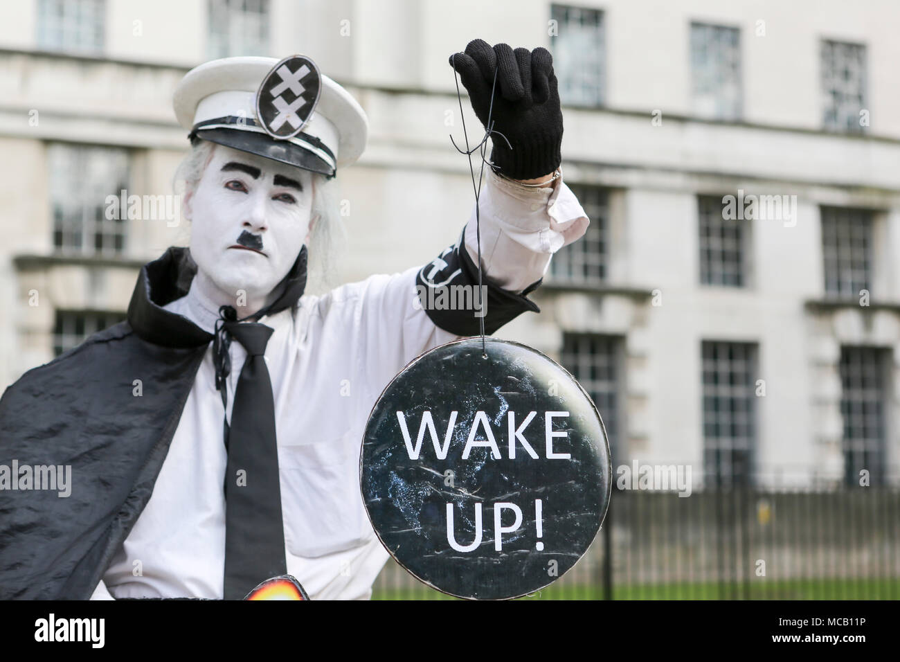 London, Großbritannien. 14. April 2018. Ein Mann gekleidet, wie Charlie Chaplin Proteste über die syrischen Raketen Angriff außerhalb Downing Street, Westminster. Penelope Barritt/Alamy leben Nachrichten Stockfoto