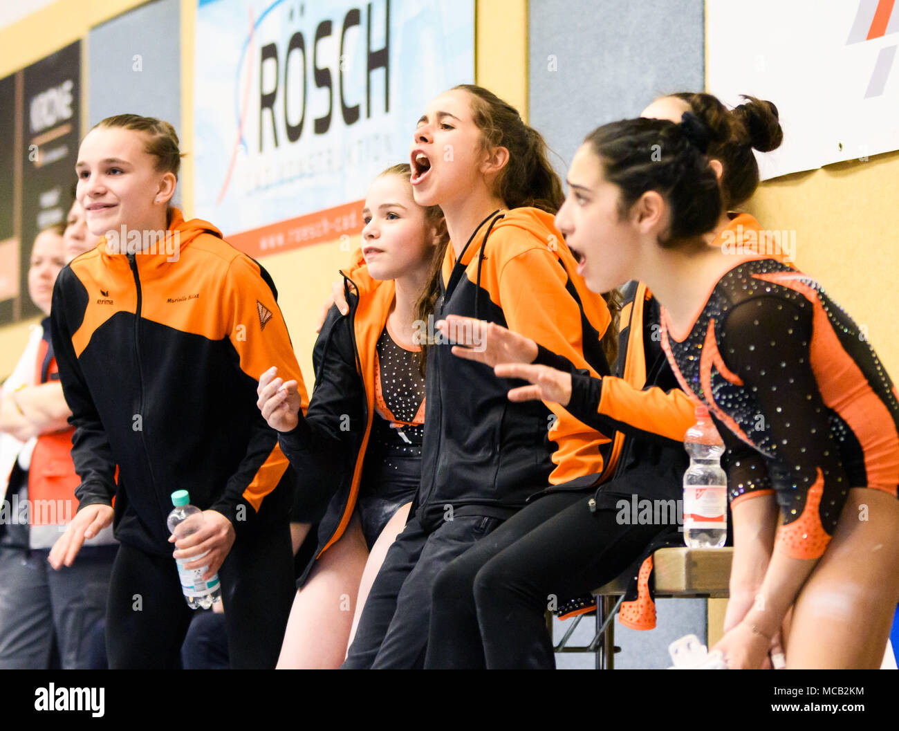 Monheim, Deutschland. 14 Apr, 2018. Marielle Billet, Noemi Griesser, Leah Griesser, Alexandra Tcherniakhvski und Alisha Igues (Kunstturnregion Karlsruhe) Beifall für ihre Mannschaftskameraden. GES/Gymnastik/Bundesliga: 3. Wettkampfag, 14.04.2018 - | Verwendung der weltweiten Kredit: dpa/Alamy leben Nachrichten Stockfoto