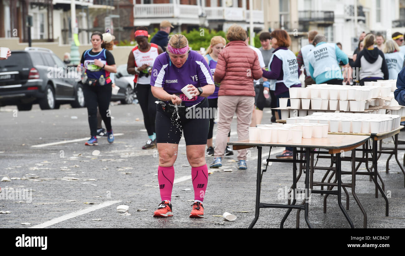 Brighton UK 15. April 2018 - Papier Tassen waren dieses Jahr am Wasser Stationen verwendet, als Tausende von Läufern Teil in den Brighton Marathon heute als auch für die Marathon Saison unter Weise in Großbritannien: Simon Dack/Alamy Leben Nachrichten erhält Stockfoto
