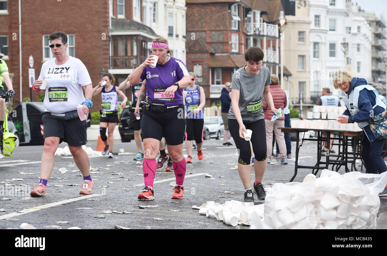 Brighton UK 15. April 2018 - Papier Tassen waren dieses Jahr am Wasser Stationen verwendet, als Tausende von Läufern Teil in den Brighton Marathon heute als auch für die Marathon Saison unter Weise in Großbritannien: Simon Dack/Alamy Leben Nachrichten erhält Stockfoto