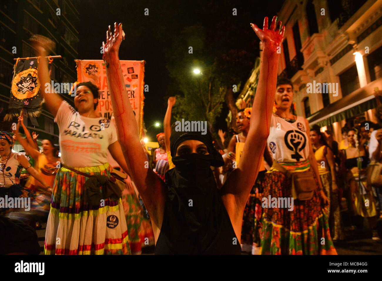 RIO DE JANEIRO, RJ - 14.04.2018: Akte nach 1 MONAT NACH DEM TOD VON MARIELLE - Auf dieser 14., Samstag, absolvierte er ein Monat der Ausführung von Marielle Franco-Ratsmitglied für Psol in Rio de Janeiro. Wurden mehrere Rechtsakte, die von Brasilien durchgeführt, insbesondere ein Akt zählen auf verschiedenen musikalischen Gruppen, die die Art und Weise, in der das Auto von Marielle und Anderson, gefolgt von seinem Mörder verfolgt - der Bezirk der Lapa bis Estacio gefolgt. Marielle angeprangert, falsches Verhalten der Polizei und war Teil der Kommission überwacht die Arbeit der militärischen Intervention in Rio. (Foto: Fernanda Piccolo/Fot Stockfoto