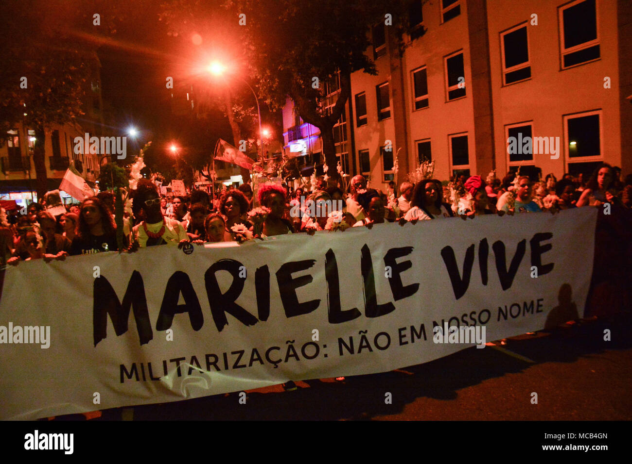 RIO DE JANEIRO, RJ - 14.04.2018: Akte nach 1 MONAT NACH DEM TOD VON MARIELLE - Auf dieser 14., Samstag, absolvierte er ein Monat der Ausführung von Marielle Franco-Ratsmitglied für Psol in Rio de Janeiro. Wurden mehrere Rechtsakte, die von Brasilien durchgeführt, insbesondere ein Akt zählen auf verschiedenen musikalischen Gruppen, die die Art und Weise, in der das Auto von Marielle und Anderson, gefolgt von seinem Mörder verfolgt - der Bezirk der Lapa bis Estacio gefolgt. Marielle angeprangert, falsches Verhalten der Polizei und war Teil der Kommission überwacht die Arbeit der militärischen Intervention in Rio. (Foto: Fernanda Piccolo/Fot Stockfoto