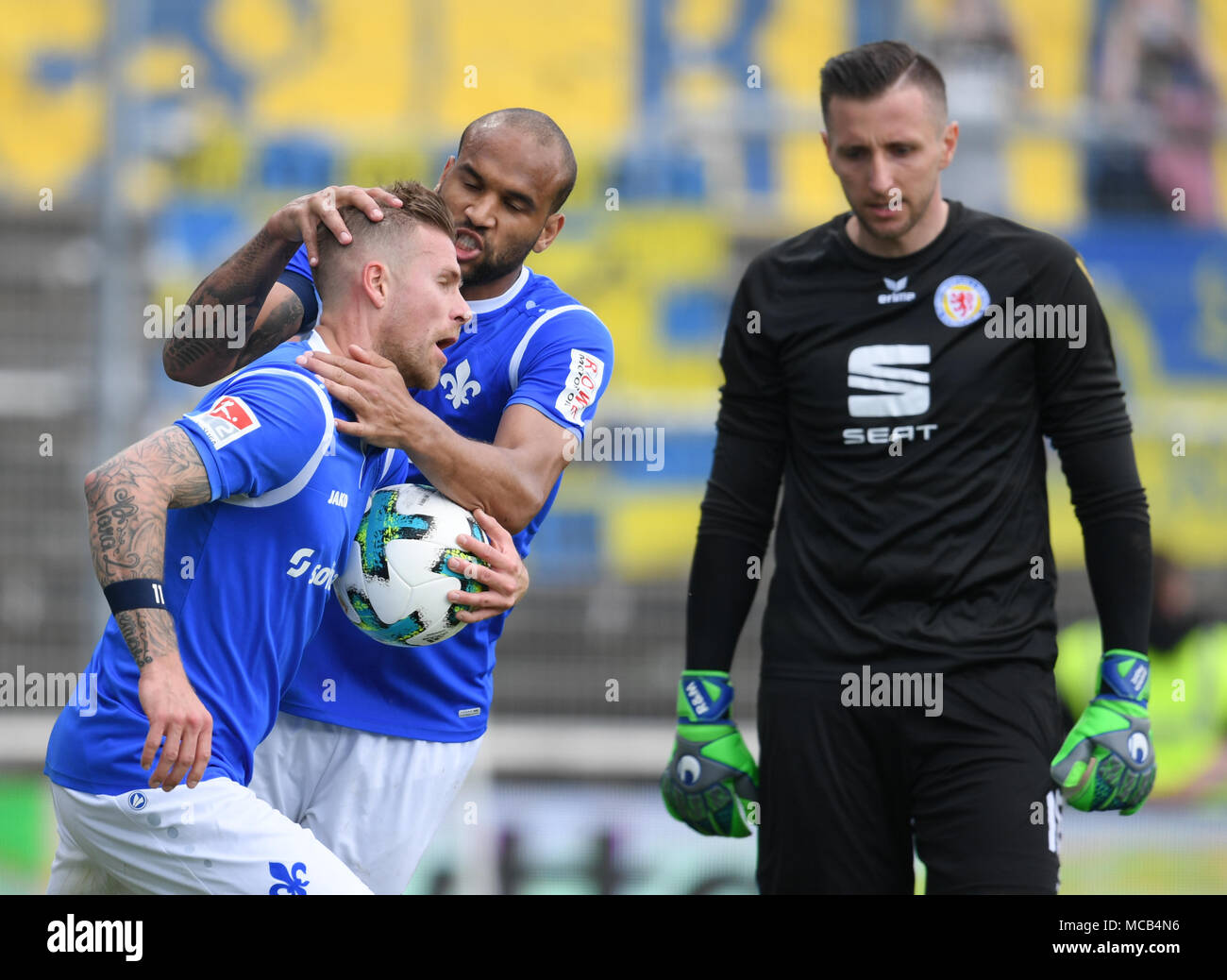 15 April 2018, Deutschland, Darmstadt: Fußball, Deutsche Bundesliga, SV  Darmstadt 98 vs Eintracht Braunschweig an der Merck-Stadion an  Boellenfalltor: der Darmstädter Torschütze Tobias Kempe (L) und Terrence  Boyd feiern, nachdem die Strafe