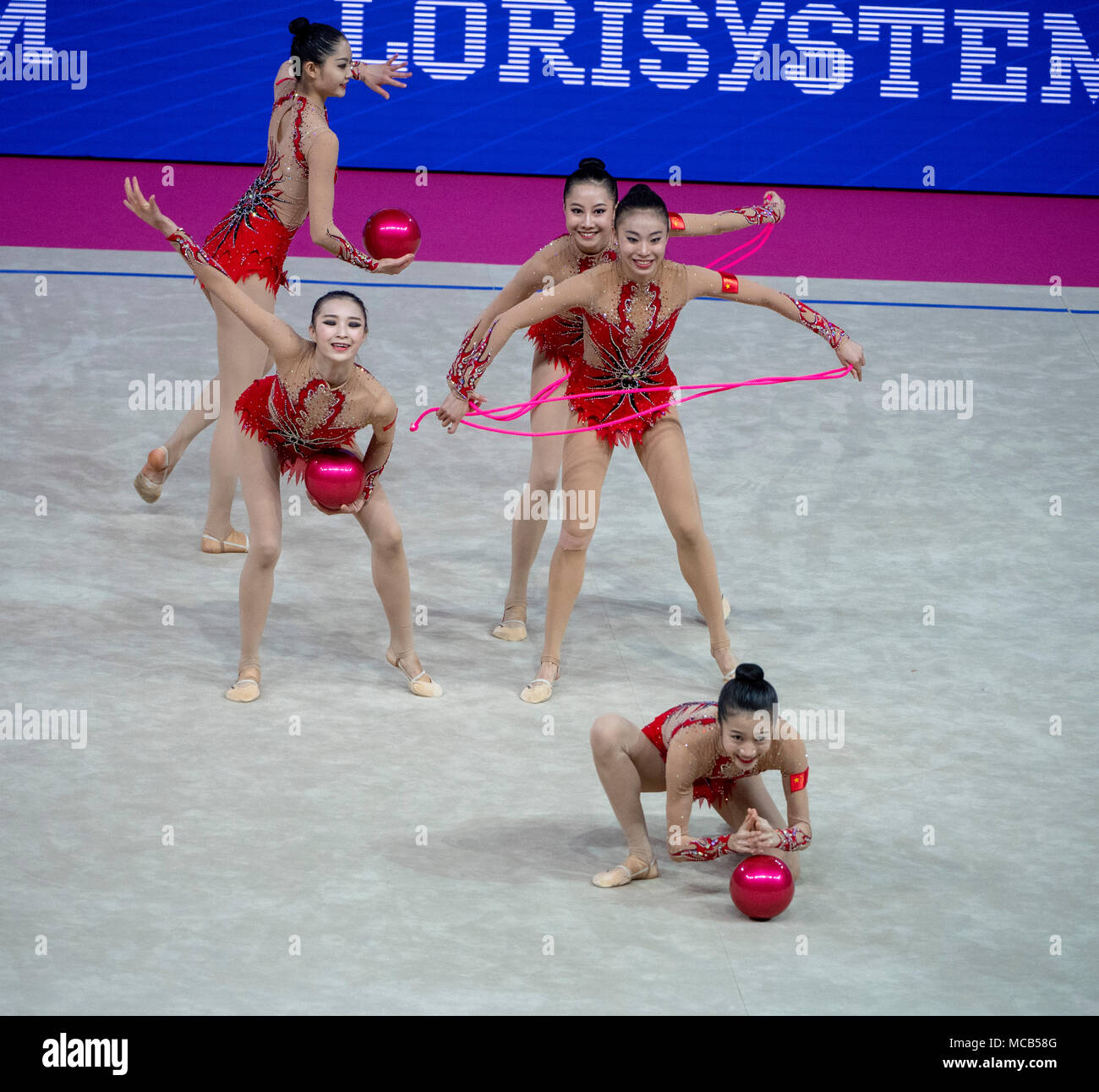 Pesaro, Italien. 14 Apr, 2018. China Team Group (CHN), Abb. Rhythmische Gymnastik Wm Pesaro 2018 Gruppe vielseitige 3 Seile und 2 Kugeln an der Adria Arena in Pesaro, Italien, 14. April 2018. Credit: Enrico Calderoni/LBA SPORT/Alamy leben Nachrichten Stockfoto