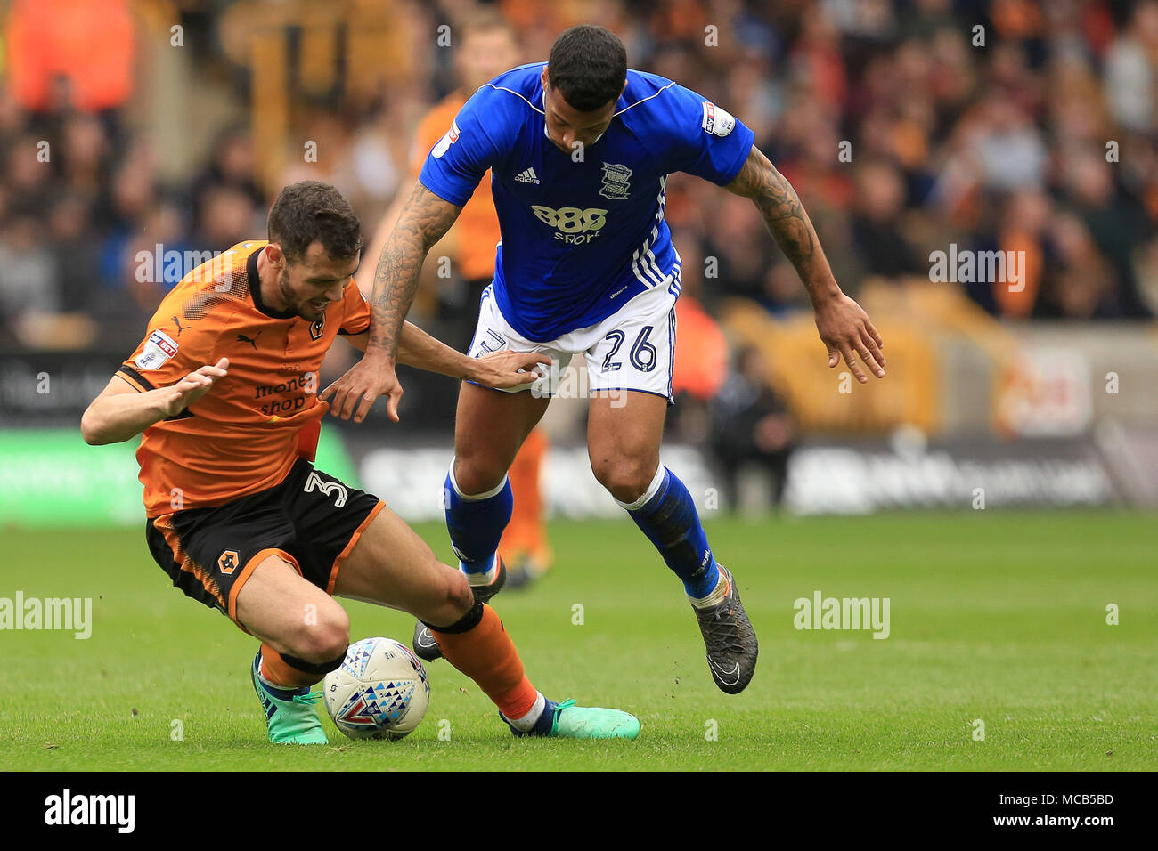 Wolverhampton, Großbritannien. 15. April 2018. Leo Bonatini der Wolverhampton Wanderers Schlachten für die Kugel mit David Davies von Birmingham City. EFL Skybet Meisterschaft übereinstimmen, Wolverhampton Wanderers v Birmingham City an Molineux Stadium in Wolverhampton am Sonntag, dem 15. April 2018. Dieses Bild dürfen nur für redaktionelle Zwecke verwendet werden. Nur die redaktionelle Nutzung, eine Lizenz für die gewerbliche Nutzung erforderlich. Keine Verwendung in Wetten, Spiele oder einer einzelnen Verein/Liga/player Publikationen. pic von Paul Roberts/Andrew Orchard sport Fotografie/Alamy leben Nachrichten Stockfoto