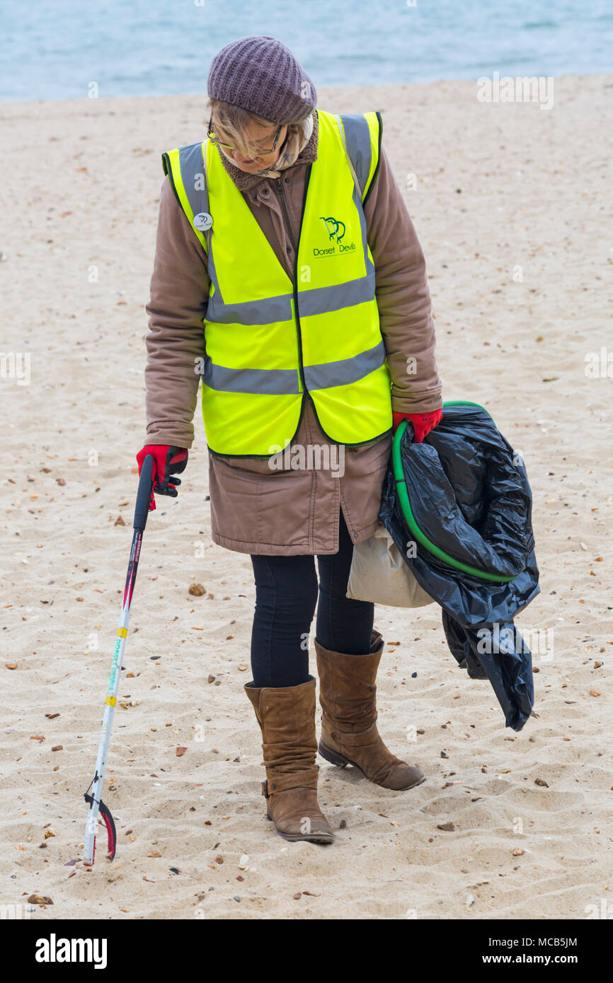 Bournemouth, Dorset, Großbritannien. 15. April 2018. Kunststoff frei Bournemouth halten ihre erste Gemeinschaft Strand sauber als Teil der Surfer gegen Abwasser Frühling Strand sauber. Die Freiwilligen nehmen an Abholung Wurf zwischen Boscombe Pier und dem Bournemouth Pier, trotz des trüben Wetters mit Regen auf seine Weise. Credit: Carolyn Jenkins/Alamy leben Nachrichten Stockfoto