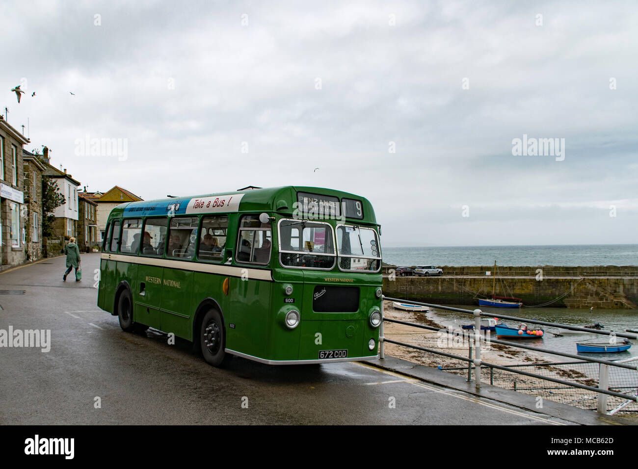 Fowey, Cornwall, UK. 15. April 2018. Einmal im Jahr vintage Busse kommen nach Penzance Busbahnhof, und Dienstleistungen anbieten um die nahe gelegenen Städte kostenlos. Hier in Mousehole ein Bristol SUS4 ein ursprünglich in Service 1960 am Totnes gesehen. Foto: Simon Maycock/Alamy leben Nachrichten Stockfoto