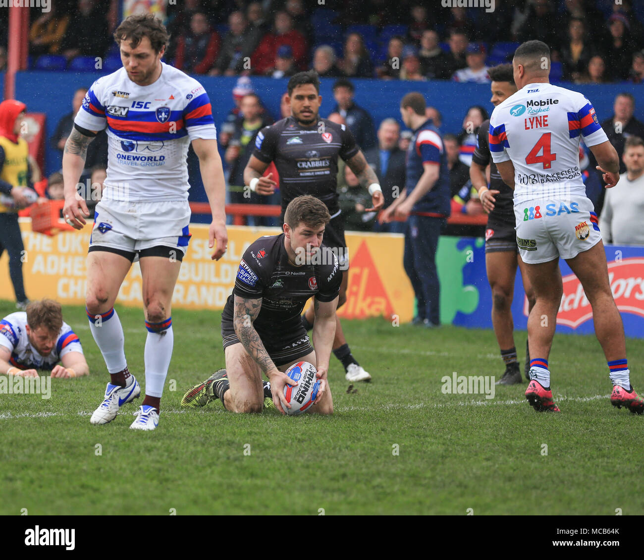 Wakefield, Großbritannien, 15. April 2018 Betfred Super League Rugby, Wakefield Trinity v St Helens; Mark Percival von St Helens geht über für einen Versuch der Credit: Aktuelles Bilder/Alamy Live News Credit: Aktuelles Bilder/Alamy leben Nachrichten Stockfoto