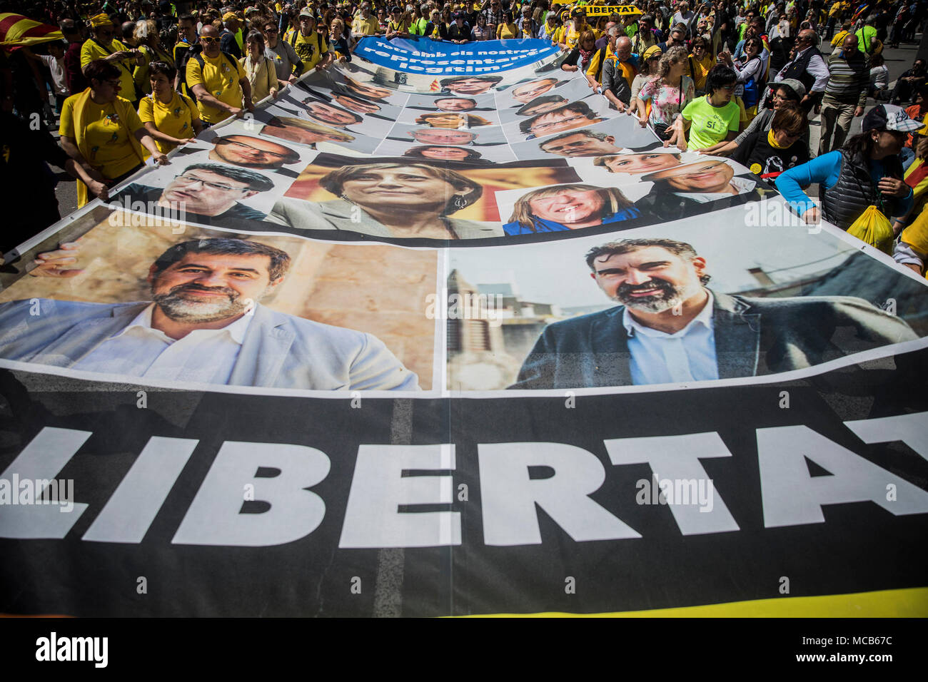 Barcelona, Spanien, 15. April 2018 Demonstranten eine riesige Banner mit Porträts von verhaftet katalanischer Politiker halten. Hunderttausende von Menschen fordern die Freilassung der Verhafteten katalanischer Politiker während einer Demonstration für die Unabhängigkeit Kataloniens. Zahlreiche Separatisten wurden im Zuge der verbotenen Unabhängigkeit Referendum im Oktober 2017 verhaftet. Sie sind der Rebellion und der Unterschlagung öffentlicher Gelder beschuldigt. Foto: Santi Palacios/dpa Quelle: dpa Picture alliance/Alamy leben Nachrichten Stockfoto
