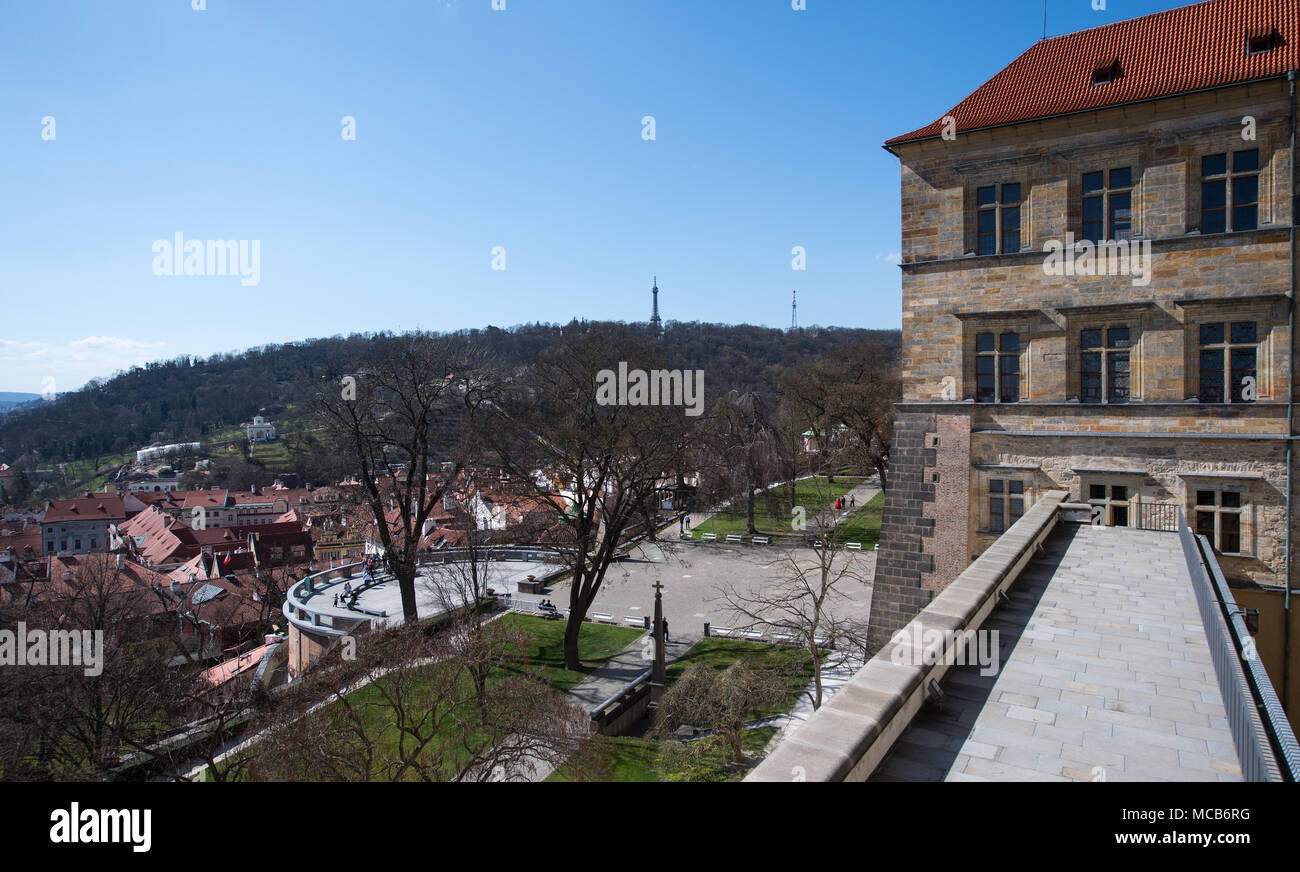 10. April 2018, in der Tschechischen Republik, Prag: Eine Außenansicht der seitlichen Flügel der Prager Burg. Die Burg war der Sitz der böhmischen Könige und Könige bis zum 16. Jahrhundert. Das Fenster (mittlere Reihe, L) war der Ort der historischen zweiten "efenestration von Prag", der am 23. Mai 1618 stattfand, markiert den Beginn der "Dreißigjährigen Krieg", ein wichtiger Wendepunkt in der Geschichte Europas. Foto: Monika Skolimowska/dpa-Zentralbild/dpa Stockfoto