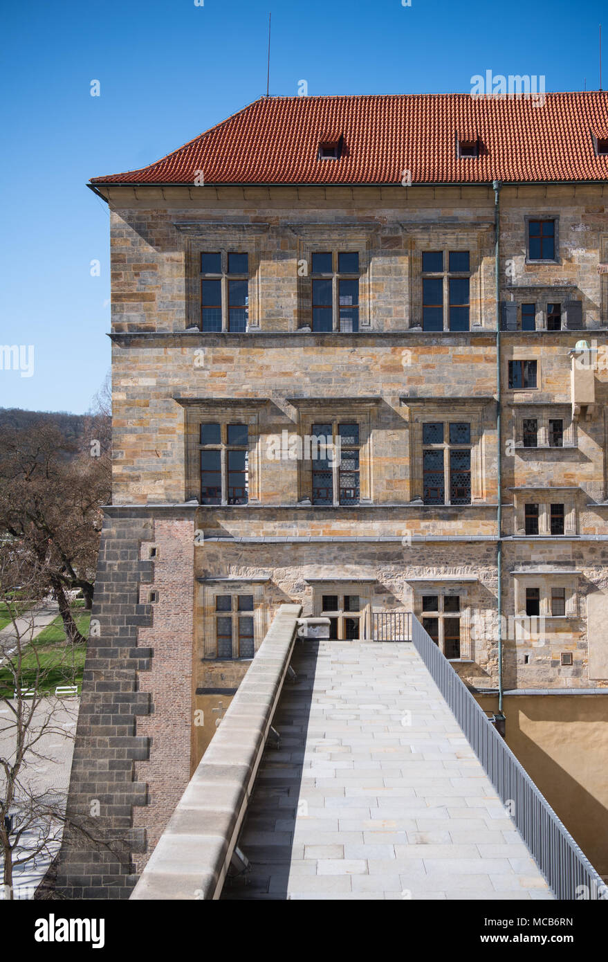 10. April 2018, in der Tschechischen Republik, Prag: Eine Außenansicht der seitlichen Flügel der Prager Burg. Die Burg war der Sitz der böhmischen Könige und Könige bis zum 16. Jahrhundert. Das Fenster (mittlere Reihe, L) war der Ort der historischen zweiten "efenestration von Prag", der am 23. Mai 1618 stattfand, markiert den Beginn der "Dreißigjährigen Krieg", ein wichtiger Wendepunkt in der Geschichte Europas. Foto: Monika Skolimowska/dpa-Zentralbild/dpa Stockfoto