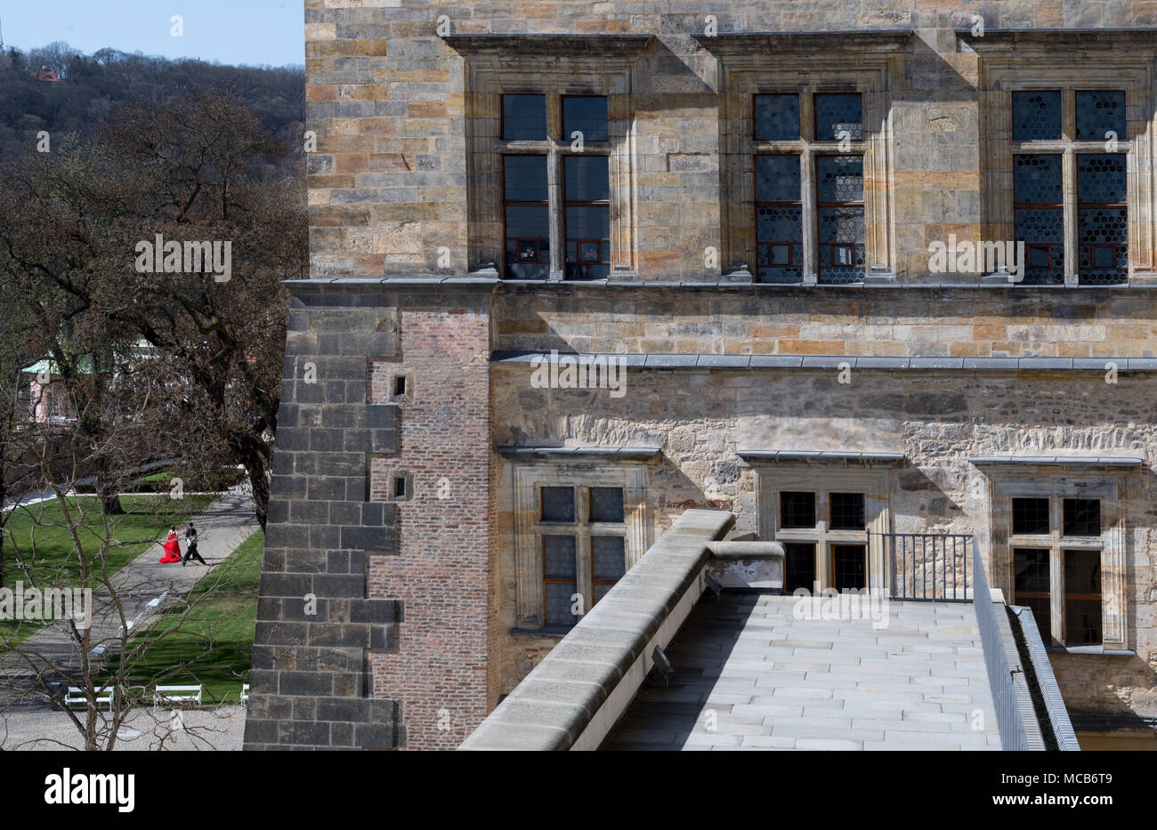 10. April 2018, in der Tschechischen Republik, Prag: Eine Außenansicht der seitlichen Flügel der Prager Burg. Die Burg war der Sitz der böhmischen Könige und Könige bis zum 16. Jahrhundert. Das Fenster (oben, L) war der Ort der historischen zweiten "efenestration von Prag", der am 23. Mai 1618 stattfand, markiert den Beginn der "Dreißigjährigen Krieg", ein wichtiger Wendepunkt in der Geschichte Europas. Foto: Monika Skolimowska/dpa-Zentralbild/dpa Stockfoto