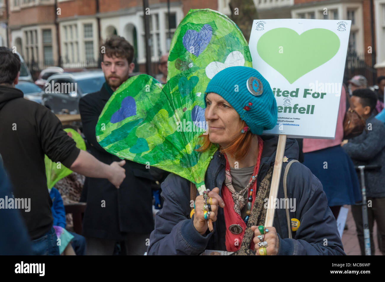 London, Großbritannien. 14. April 2018. Menschen, darunter viele, die Familie und Freunde an Grenfell verloren sammeln an einer leisen Spaziergang Kennzeichnung 10 Monate seit der Katastrophe zu ergreifen. Sie Gerechtigkeit wollen die Verantwortlichen vor Gericht gebracht werden, für die Gemeinschaft Anliegen Gehör zu verschaffen und für Veränderungen, die vorgenommen werden, um die Sicherheit für alle zu gewährleisten, insbesondere derjenigen, die in den sozialen Wohnungsbau. Credit: Peter Marschall/Alamy leben Nachrichten Stockfoto