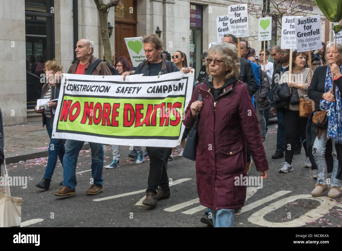 London, Großbritannien. 14. April 2018. Menschen, darunter viele, die Familie und Freunde an Grenfell nehmen Sie teil an einem ruhigen Spaziergang Kennzeichnung 10 Monate seit der Katastrophe verloren. Sie Gerechtigkeit wollen die Verantwortlichen vor Gericht gebracht werden, für die Gemeinschaft Anliegen Gehör zu verschaffen und für Veränderungen, die vorgenommen werden, um die Sicherheit für alle zu gewährleisten, insbesondere derjenigen, die in den sozialen Wohnungsbau. Credit: Peter Marschall/Alamy leben Nachrichten Stockfoto