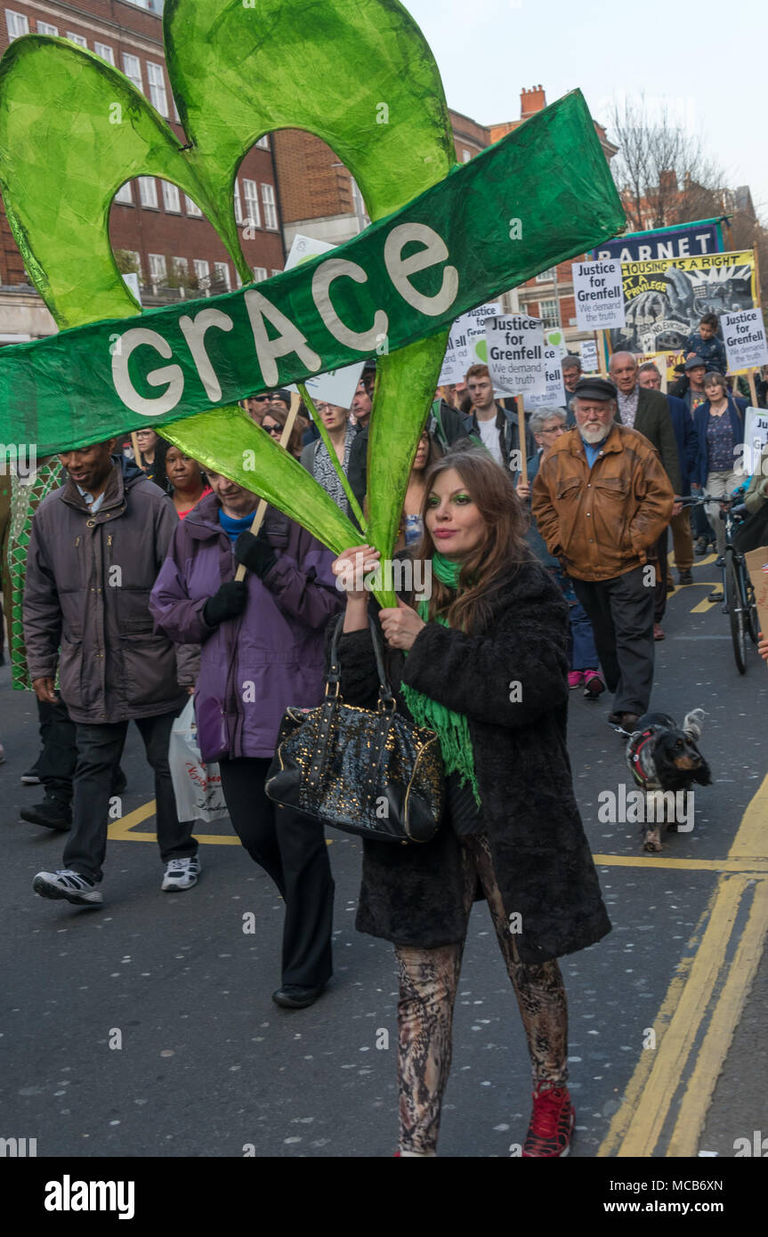 London, Großbritannien. 14. April 2018. Menschen, darunter viele, die Familie und Freunde an Grenfell nehmen Sie teil an einem ruhigen Spaziergang Kennzeichnung 10 Monate seit der Katastrophe verloren. Sie Gerechtigkeit wollen die Verantwortlichen vor Gericht gebracht werden, für die Gemeinschaft Anliegen Gehör zu verschaffen und für Veränderungen, die vorgenommen werden, um die Sicherheit für alle zu gewährleisten, insbesondere derjenigen, die in den sozialen Wohnungsbau. Credit: Peter Marschall/Alamy leben Nachrichten Stockfoto