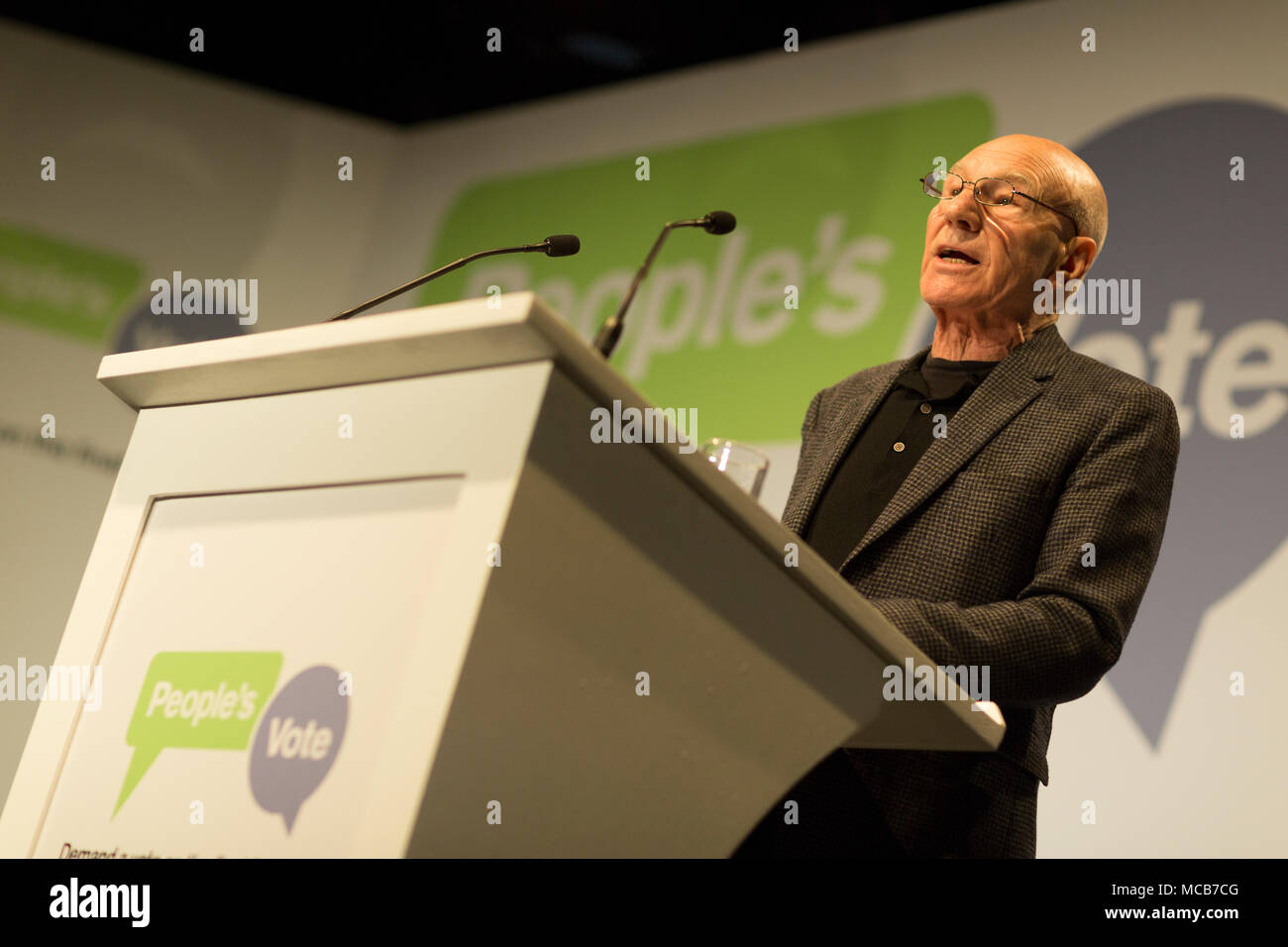 London, Großbritannien. 15. April 2018. Sir Patrick Stewart Start der neuen Abstimmung Kampagne fordert eine öffentliche Abstimmung über die endgültige Brexit befassen, bevor Großbritannien verlässt die EU, Camden, London Credit: Radek Bayek/Alamy leben Nachrichten Stockfoto