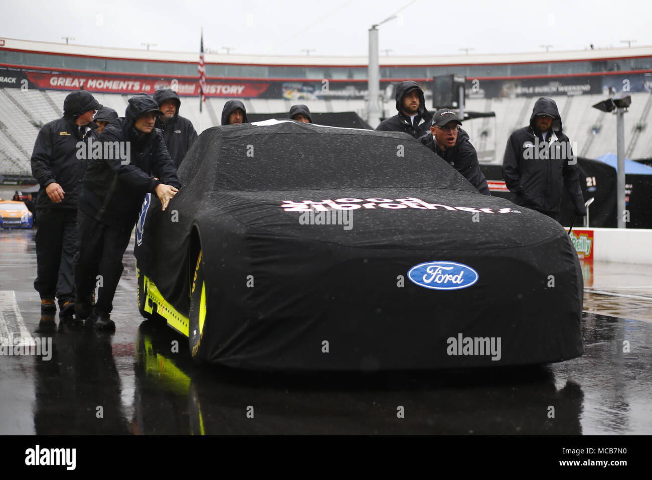 Bristol, Tennessee, USA. 15 Apr, 2018. April 15, 2018 - Bristol, Tennessee, USA: Regen kommt unten vor dem Start der Food City 500 in Bristol Motor Speedway in Bristol, Tennessee. Quelle: Chris Owens Asp Inc/ASP/ZUMA Draht/Alamy leben Nachrichten Stockfoto