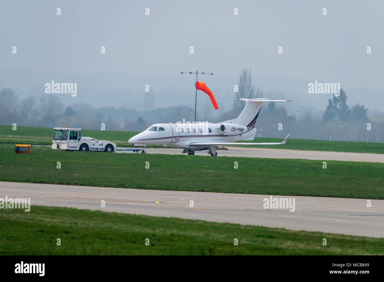 Stansted Airport, Essex, 15. April 2018 Flugbewegungen an einem nebligen Stansted Airport, Essex, UK CS-phb EMBRAER EMBRAER-EMB505 Am Schleppseil Credit: Ian Davidson/Alamy leben Nachrichten Stockfoto