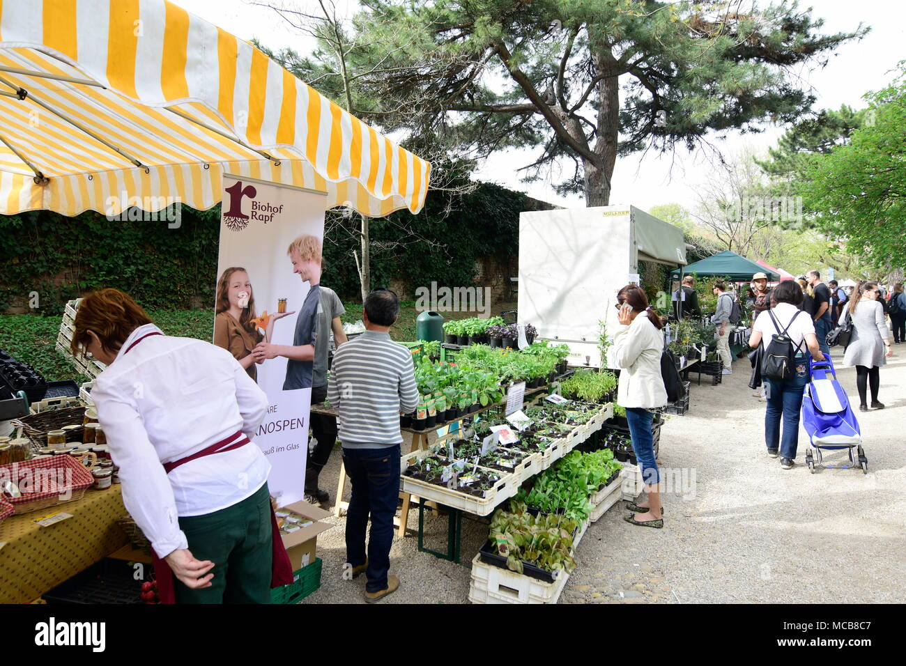 Wien, Österreich, 15. April 2018. Die Anlage fair ist eines der beliebtesten Garten Märkte Österreich. Es wurde vor 15 Jahren gegründet und nimmt im Botanischen Garten der Universität Wien in jedem Frühjahr statt. Bild zeigt den Besuchern und Kunden bummeln und einkaufen. Quelle: Franz Perc/Alamy leben Nachrichten Stockfoto
