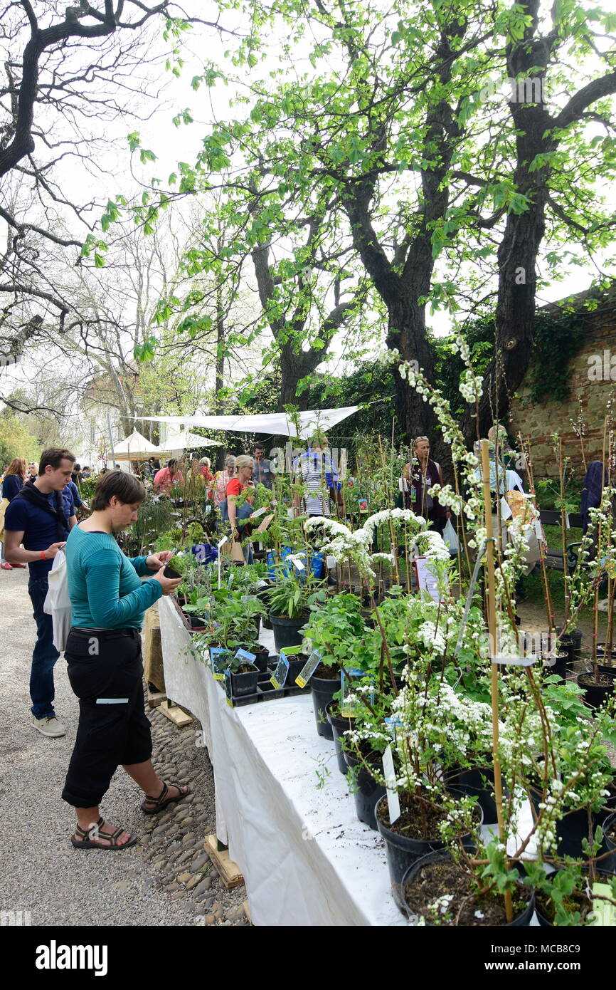 Wien, Österreich, 15. April 2018. Die Anlage fair ist eines der beliebtesten Garten Märkte Österreich. Es wurde vor 15 Jahren gegründet und nimmt im Botanischen Garten der Universität Wien in jedem Frühjahr statt. Bild zeigt den Besuchern und Kunden bummeln und einkaufen. Quelle: Franz Perc/Alamy leben Nachrichten Stockfoto