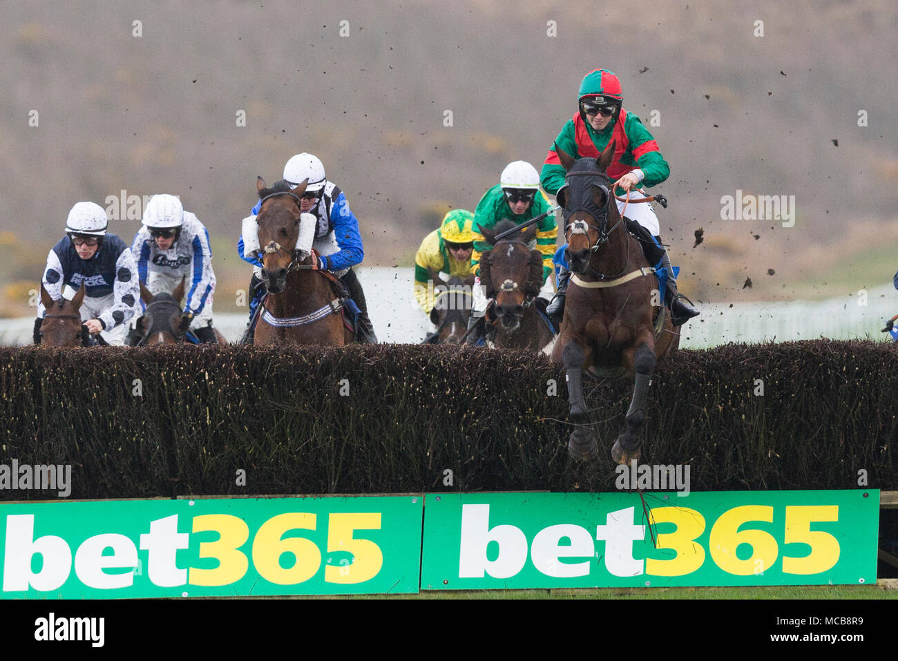 Ffos Las Pferderennbahn, Trimsaran, Wales, UK. Sonntag, 15. April 2018. Themanfrom Minella (Jockey Max Kendrick) führt in die Ladbrokes Handicap Chase Credit: gruffydd Thomas/Alamy leben Nachrichten Stockfoto