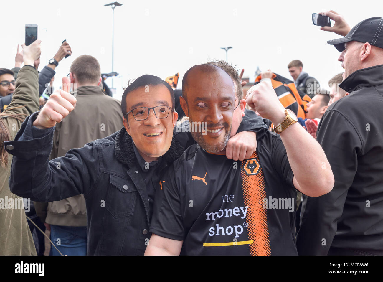 Wolverhampton, Vereinigtes Königreich. 15. April 2018: Die Wölfe Fans feiern den Gewinn der Meisterschaft und Aufstieg in die Premier League nach einem 2-0 über den Blues Birmingham City FC am Molineux Stadium gewinnen. Credit: Ian Francis/Alamy leben Nachrichten Stockfoto