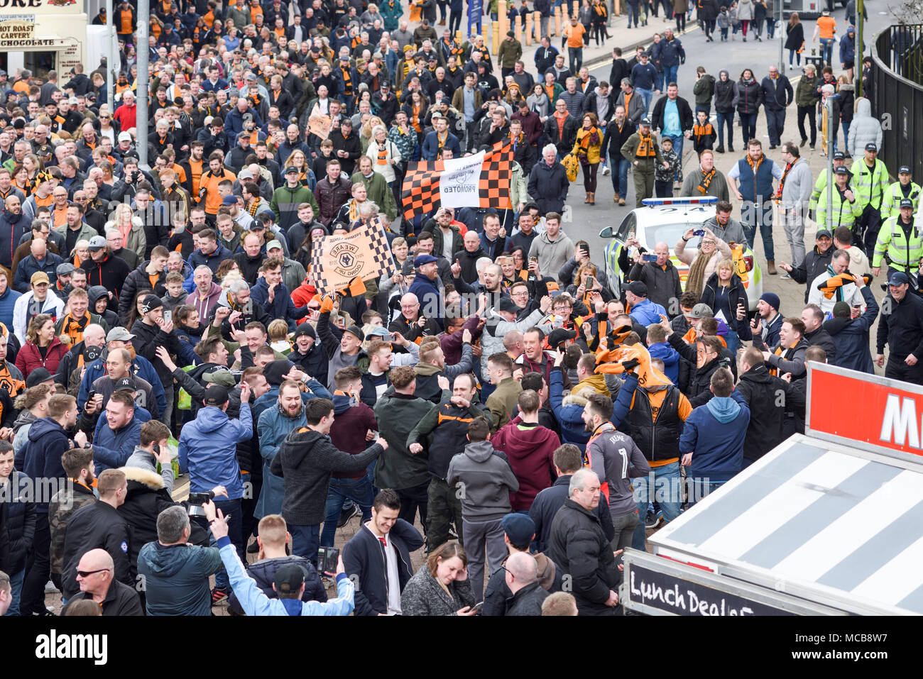 Wolverhampton, Vereinigtes Königreich. 15. April 2018: Die Wölfe Fans feiern den Gewinn der Meisterschaft und Aufstieg in die Premier League nach einem 2-0 über den Blues Birmingham City FC am Molineux Stadium gewinnen. Credit: Ian Francis/Alamy leben Nachrichten Stockfoto