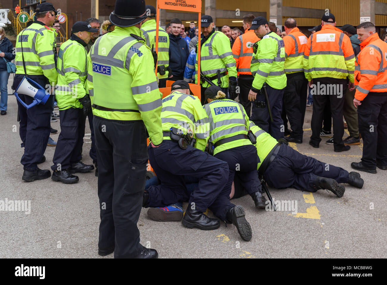 Wolverhampton, Vereinigtes Königreich. 15. April 2018: Die Wölfe Fans feiern den Gewinn der Meisterschaft und Aufstieg in die Premier League nach einem 2-0 über den Blues Birmingham City FC am Molineux Stadium gewinnen. Credit: Ian Francis/Alamy leben Nachrichten Stockfoto