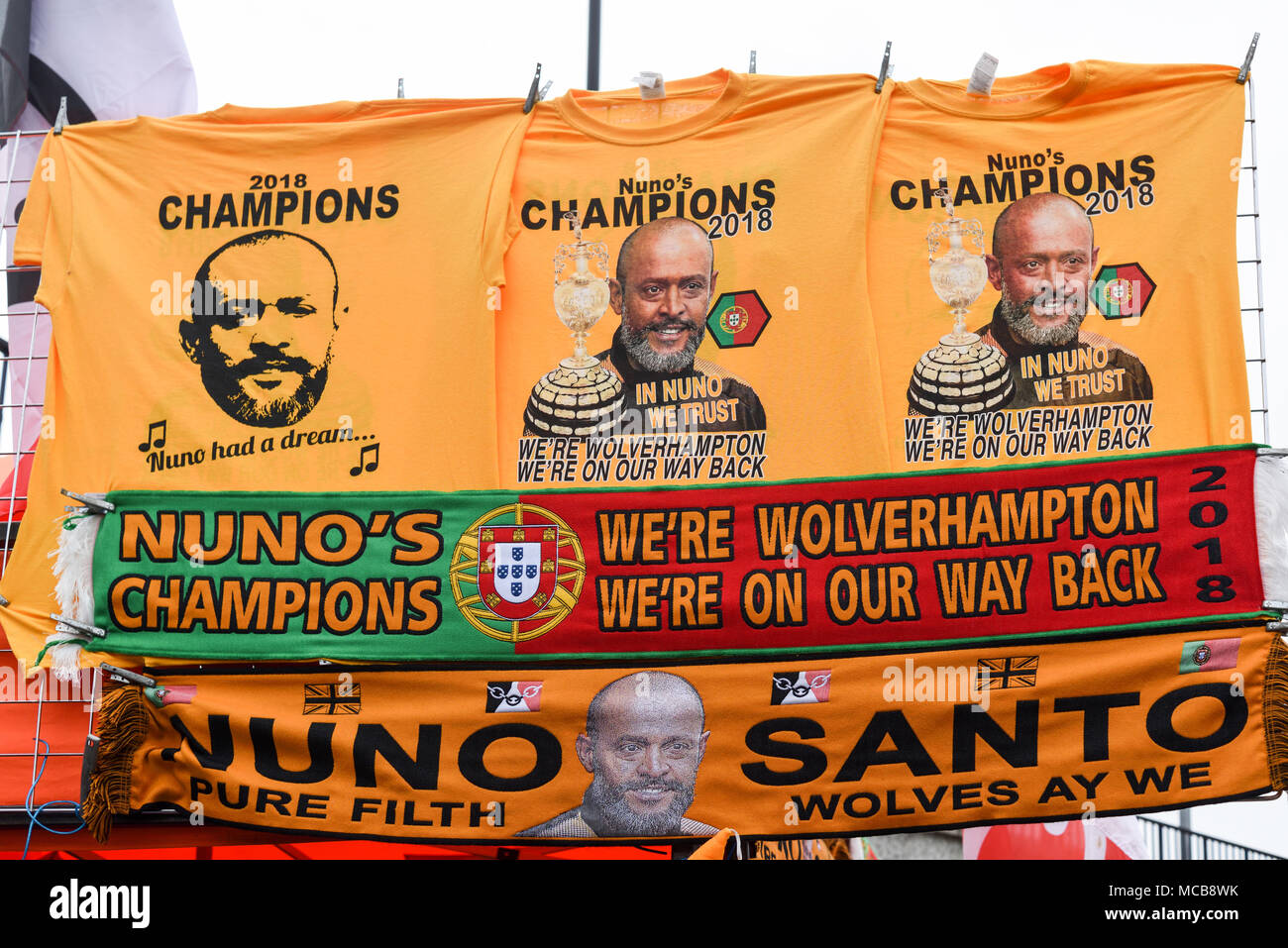 Wolverhampton, Vereinigtes Königreich. 15. April 2018: Die Wölfe Fans feiern den Gewinn der Meisterschaft und Aufstieg in die Premier League nach einem 2-0 über den Blues Birmingham City FC am Molineux Stadium gewinnen. Credit: Ian Francis/Alamy leben Nachrichten Stockfoto