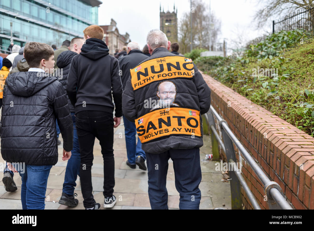 Wolverhampton, Vereinigtes Königreich. 15. April 2018: Die Wölfe Fans feiern den Gewinn der Meisterschaft und Aufstieg in die Premier League nach einem 2-0 über den Blues Birmingham City FC am Molineux Stadium gewinnen. Credit: Ian Francis/Alamy leben Nachrichten Stockfoto