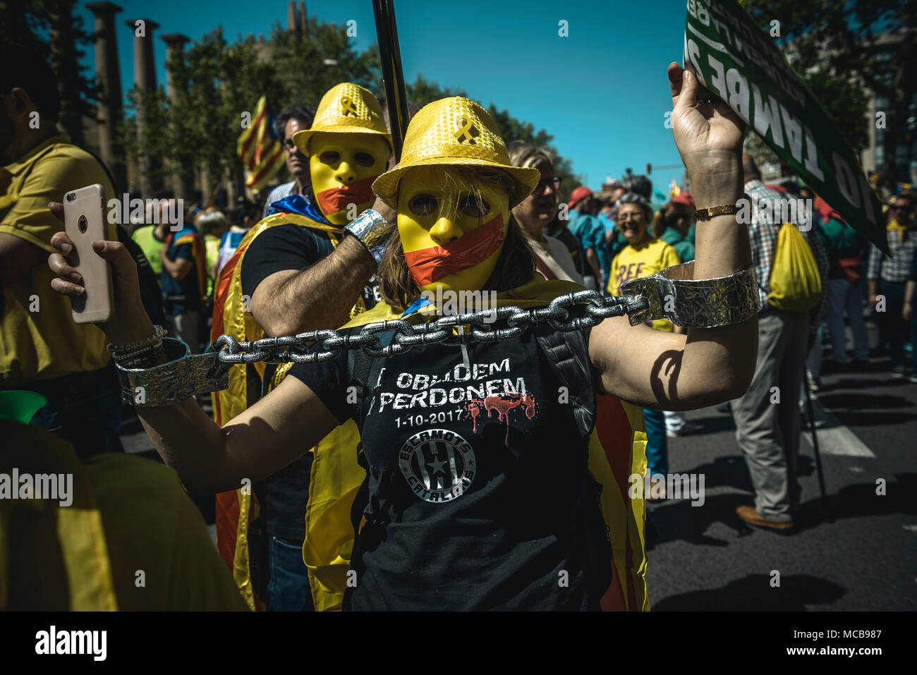 Barcelona, Spanien. 15 April, 2018: Tausende von katalanischen Separatisten Parolen schreien wie sie protestieren für die Freilassung inhaftierter pro-unabhängigkeit Politiker Credit: Matthias Oesterle/Alamy leben Nachrichten Stockfoto