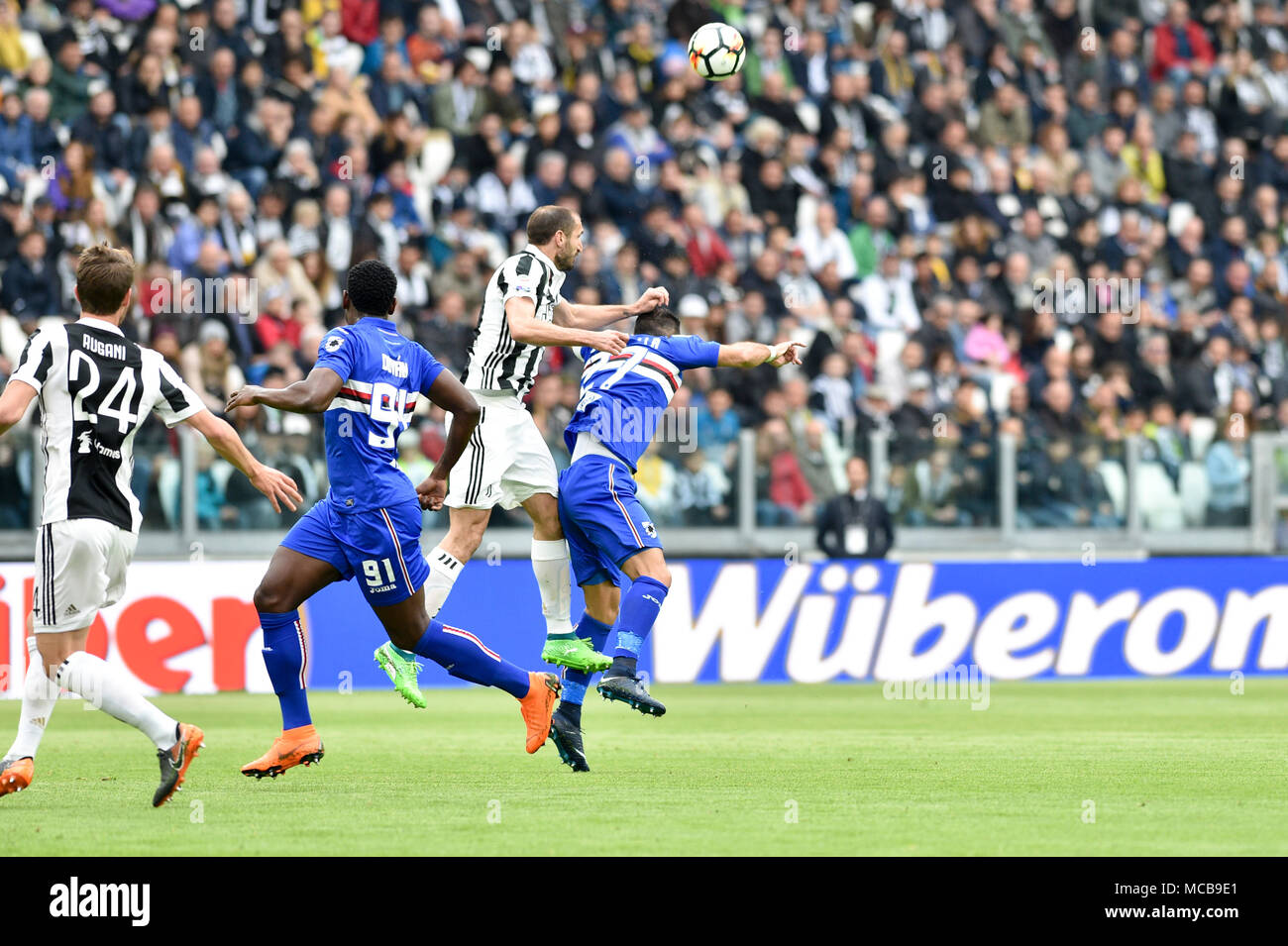 Turin, Italien. 15 Apr, 2018. Duv ‡ n Zapata (UC Sampdoria), Fabio Quagliarella (UC Sampdoria), Daniele Rugani (Juventus FC), Giorgio Chiellini (Juventus FC), während die Serie ein Fußballspiel zwischen FC Juventus vs UC Sampdoria bei Allianz Stadion am 15. April 2018 in Turin, Italien. Credit: Antonio Polia/Alamy leben Nachrichten Stockfoto