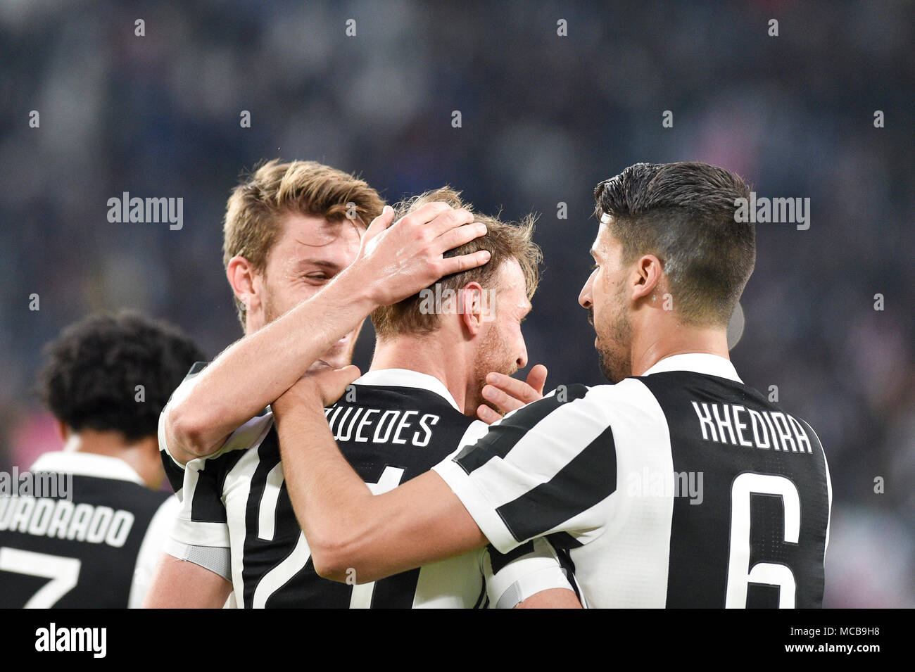 Turin, Italien. 15 Apr, 2018. Benedikt Hšwedes (Juventus FC), Sami Khedira (Juventus FC), während die Serie ein Fußballspiel zwischen FC Juventus vs UC Sampdoria bei Allianz Stadion am 15. April 2018 in Turin, Italien. Credit: Antonio Polia/Alamy leben Nachrichten Stockfoto