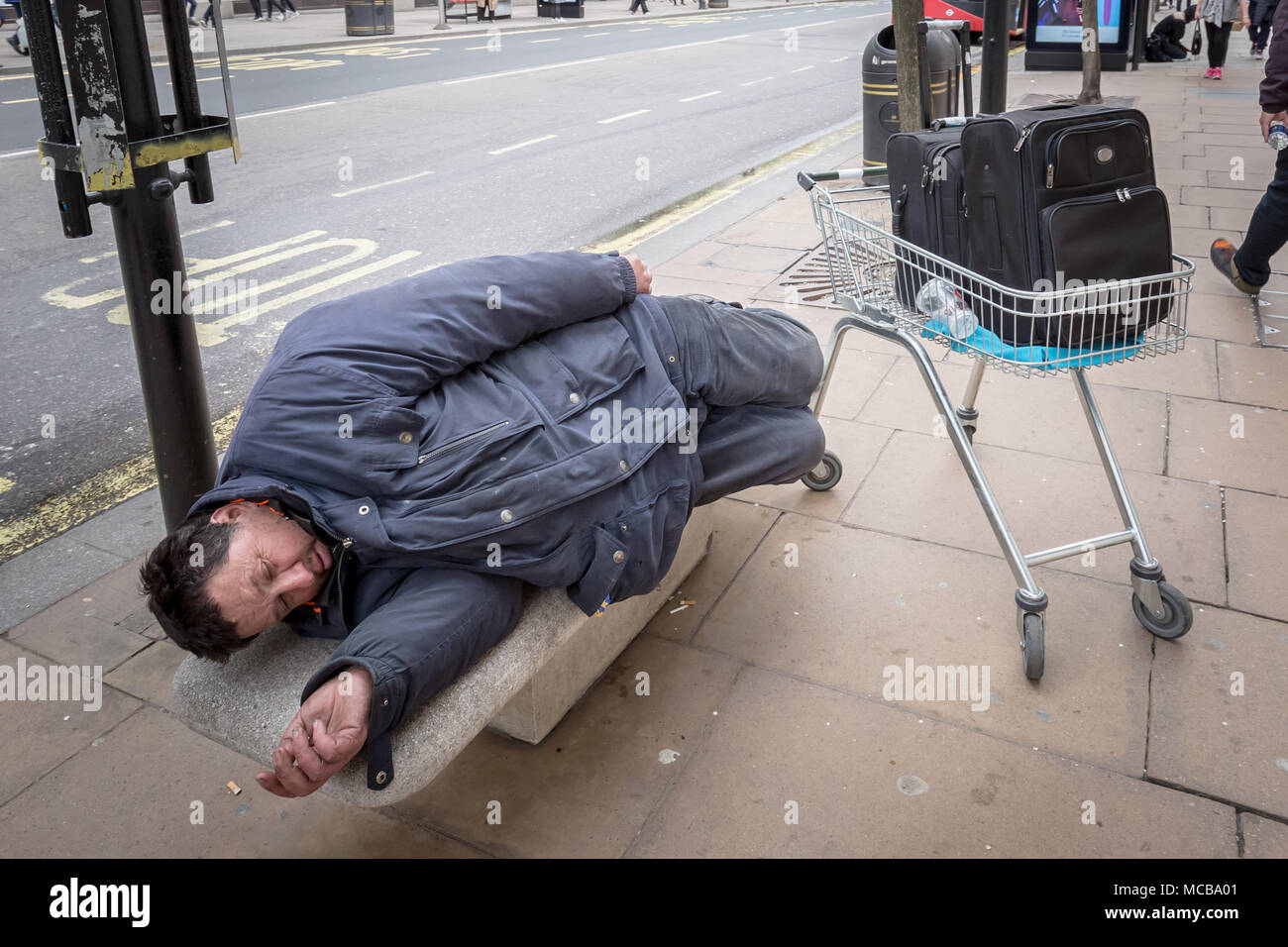 London, Großbritannien. 15. April 2018. Eine grobe Schlaf während des Tages auf der Oxford Street. Credit: Guy Corbishley/Alamy leben Nachrichten Stockfoto