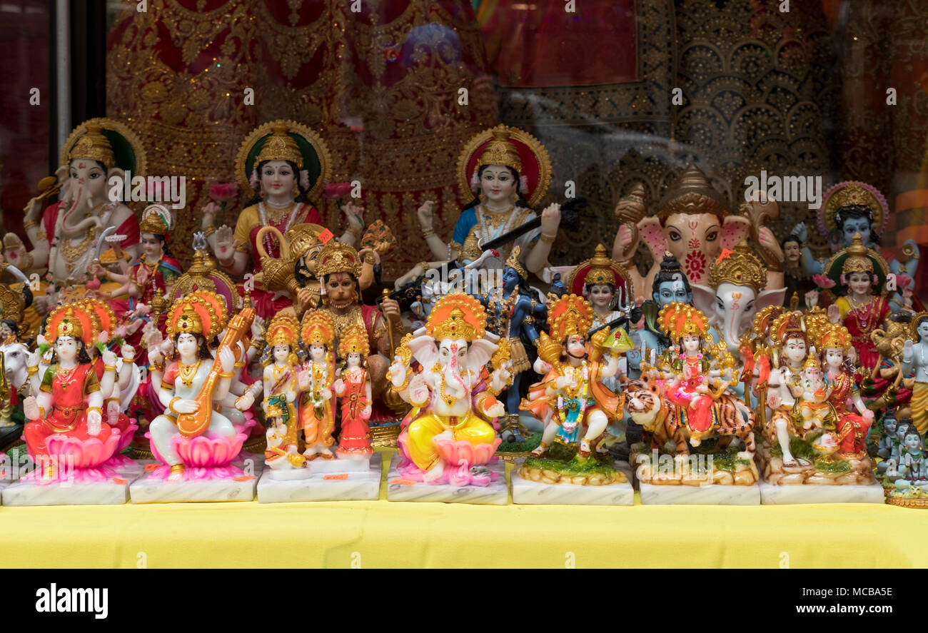 Statuen der hinduistischen Götter und Göttinnen für Verkauf auf Liberty Avenue in Richmond Hill, Queens, New York City. Stockfoto
