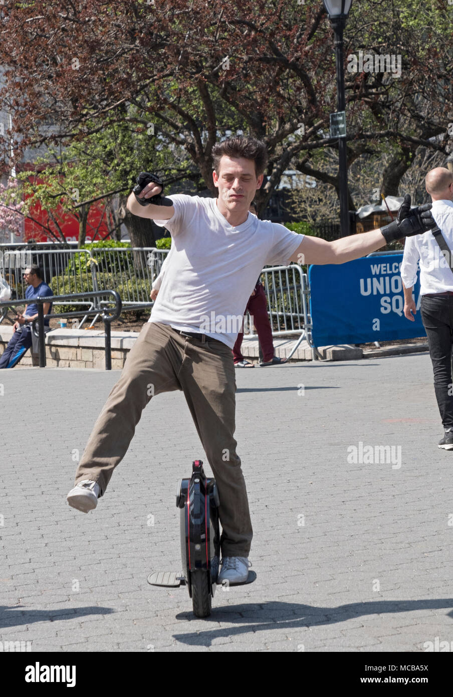 Ein Engländer leben in New York, eine elektrische Einrad in Union Square Park in Manhattan, New York City. Stockfoto