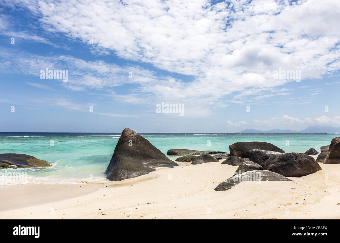 Schönen Strand und das türkisfarbene Meer auf Silhouette Island, Seychellen Stockfoto