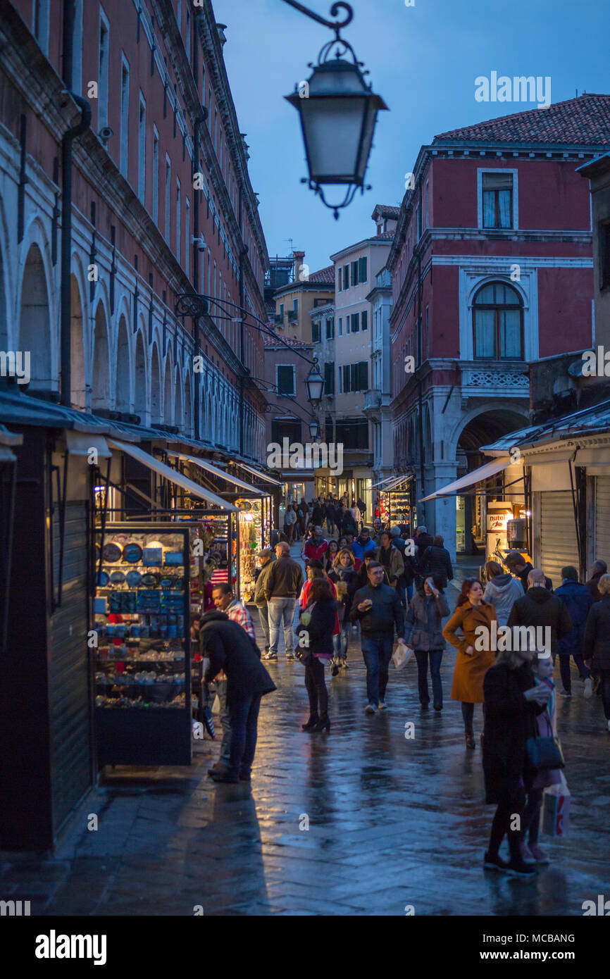 San Polo in der Nacht, von der Rialtobrücke gesehen. Venedig, Italien Stockfoto