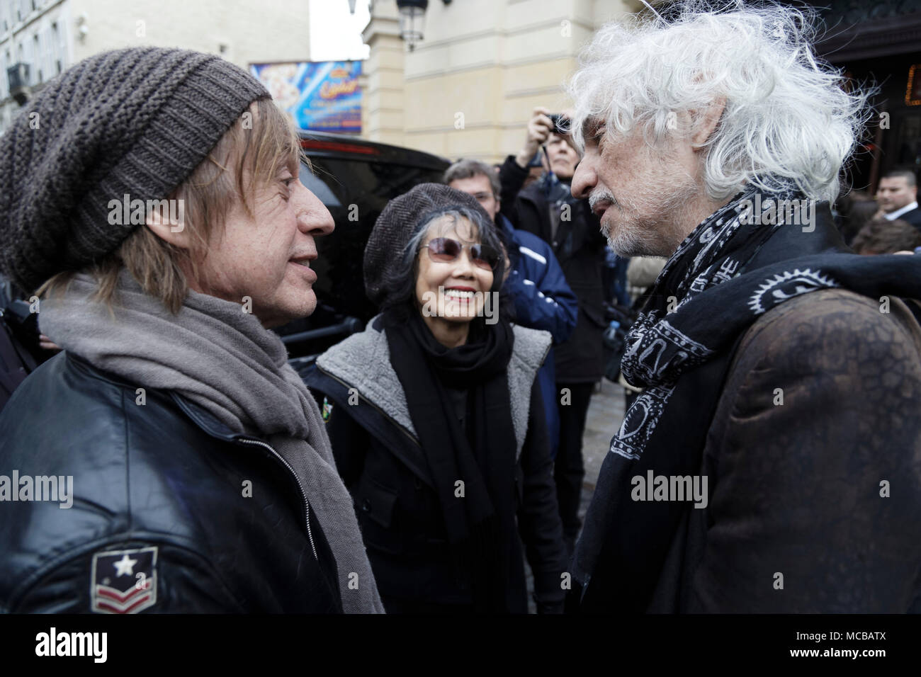 Paris, Frankreich. 12 Apr, 2018. Jean-Louis Aubert, Kuelan Nguyen und Louis Bertignac am Jacques Higelin Beerdigung im Cirque d'Hiver. Stockfoto