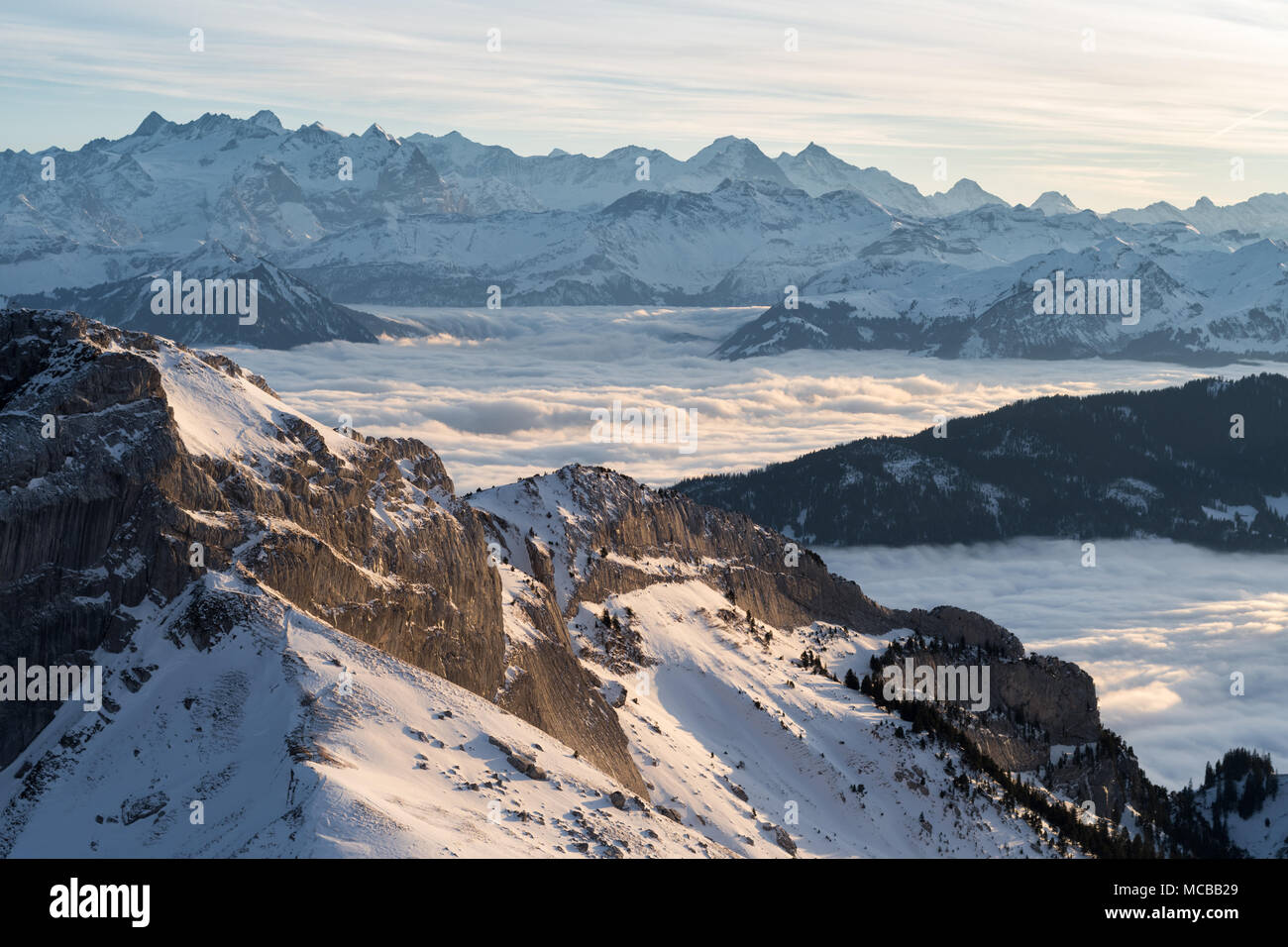 Eine Cloud-Inversion von der Oberseite der Alpen, die von der Sonne beleuchtet. Stockfoto